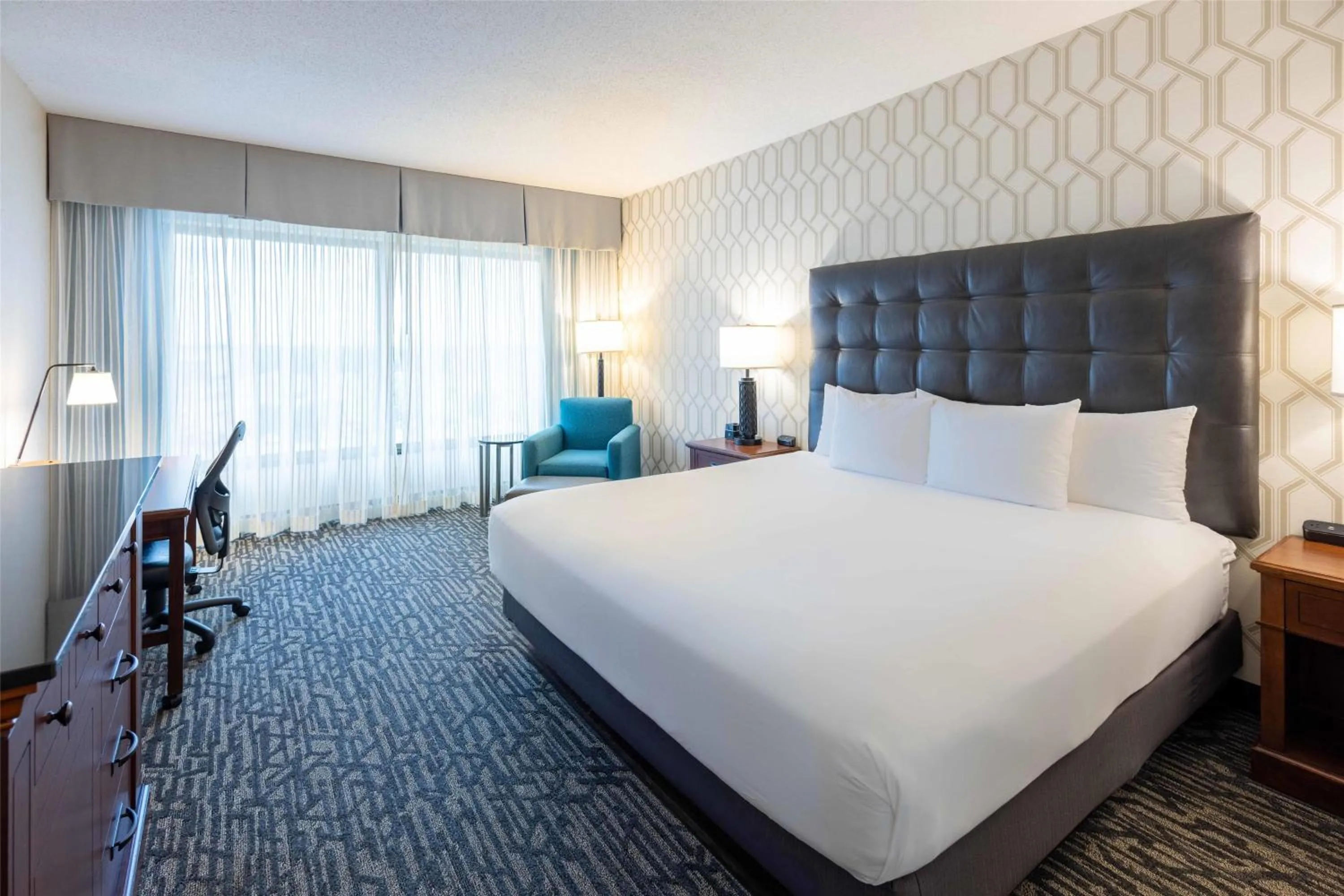 Bedroom, Bed in Drury Plaza Hotel St. Louis Chesterfield