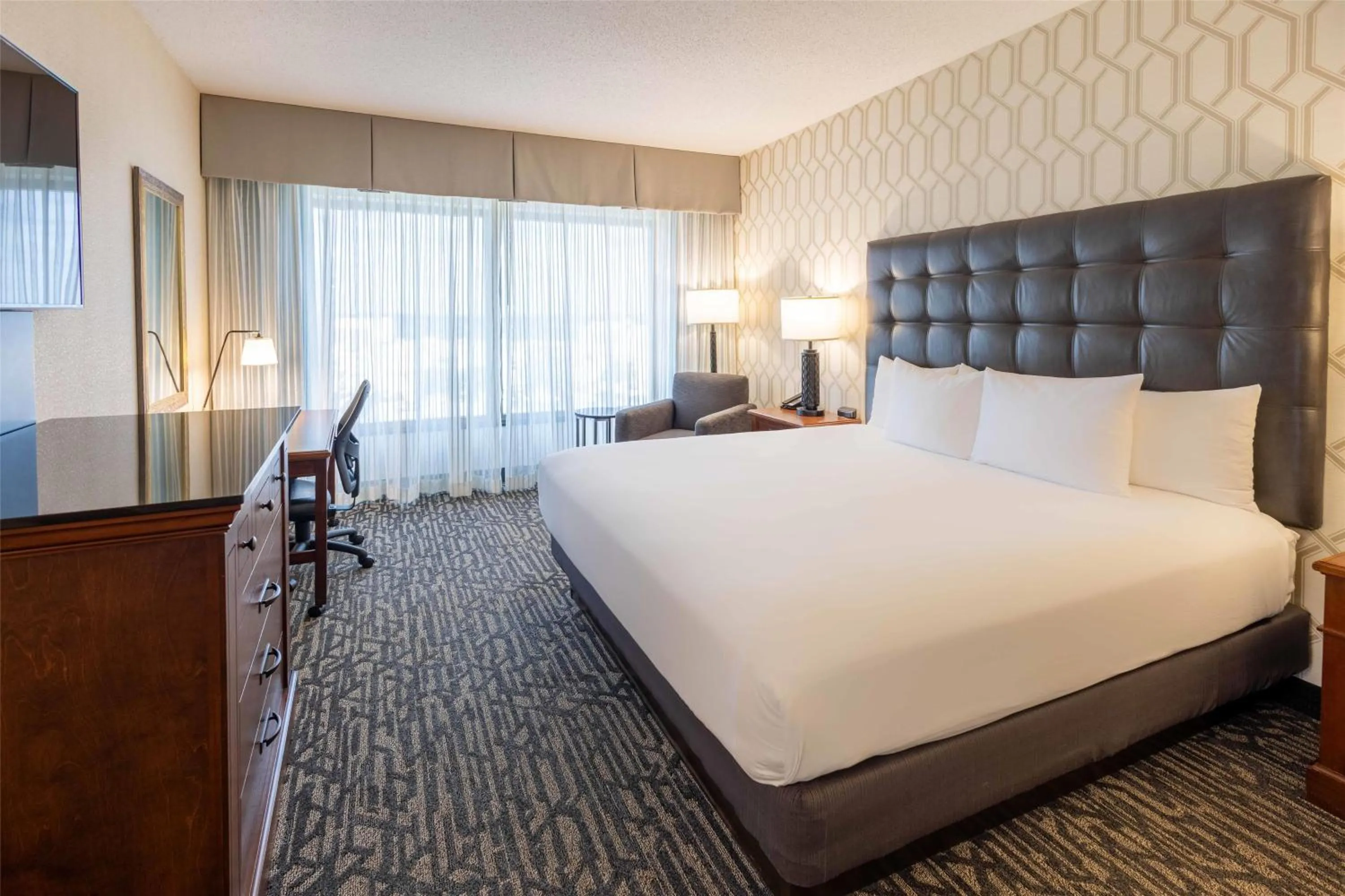 Bedroom, Bed in Drury Plaza Hotel St. Louis Chesterfield