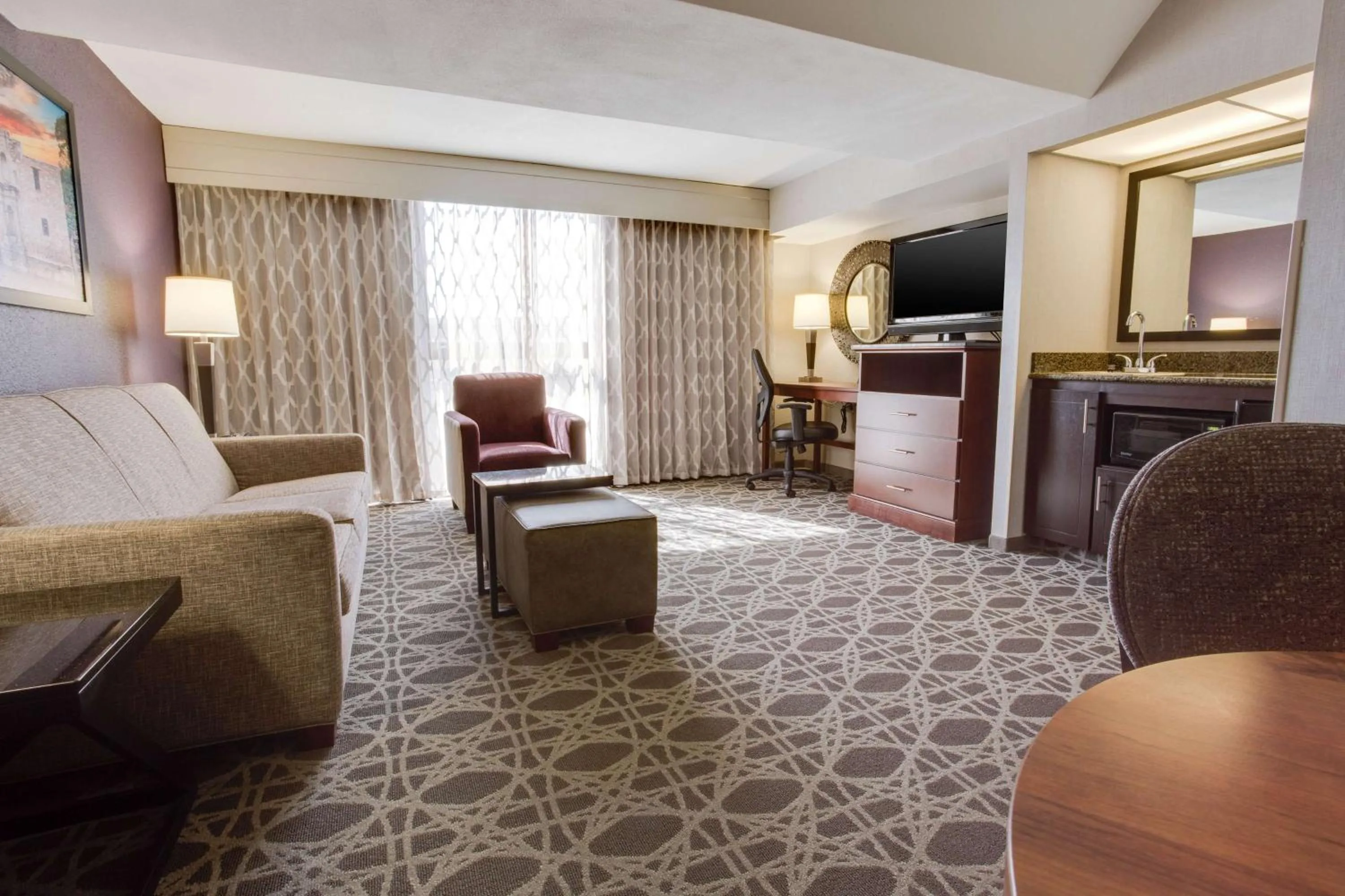 Photo of the whole room, Bed in Drury Plaza Hotel San Antonio Airport