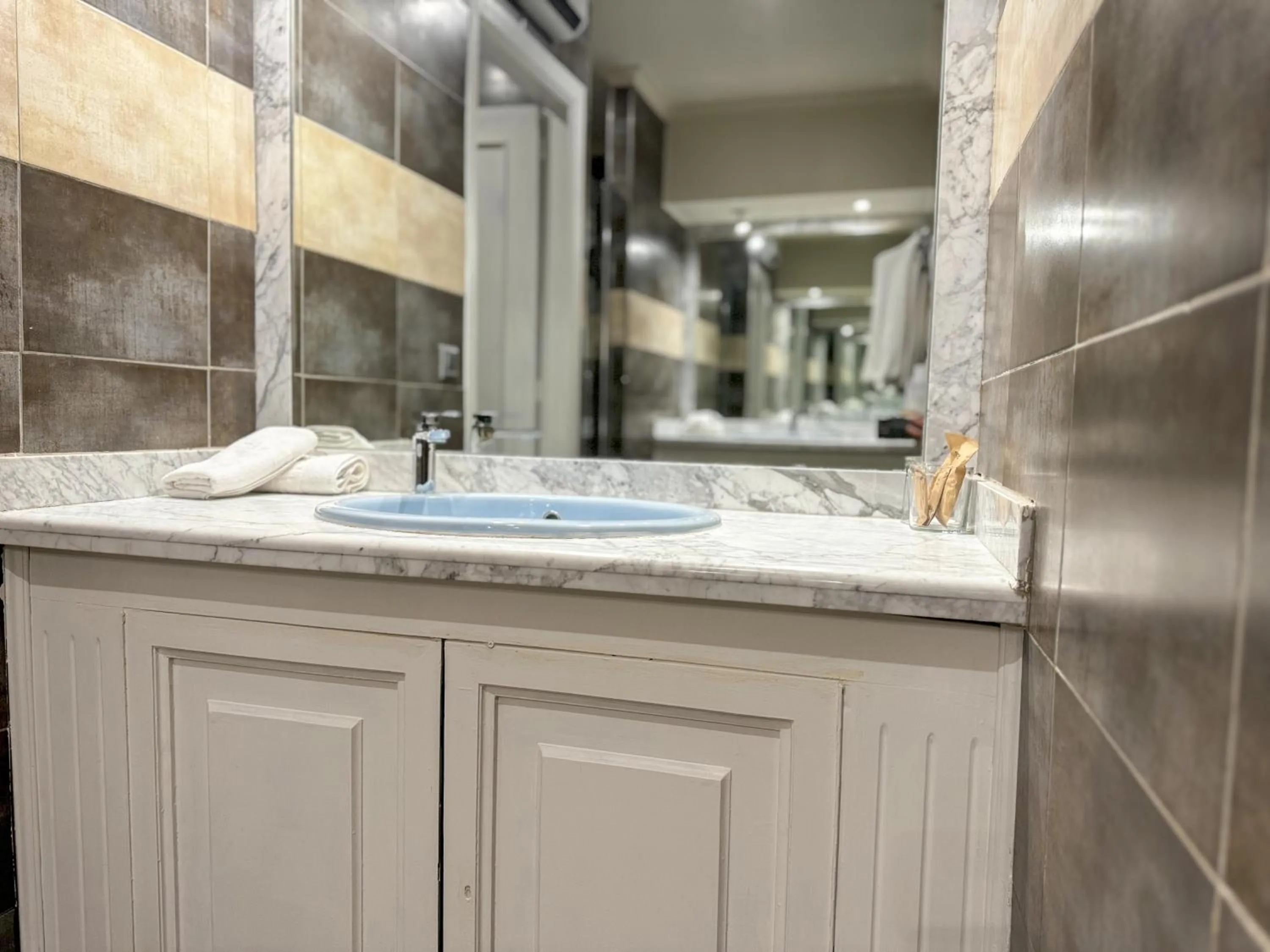 Shower in Hotel Plaza Mayor