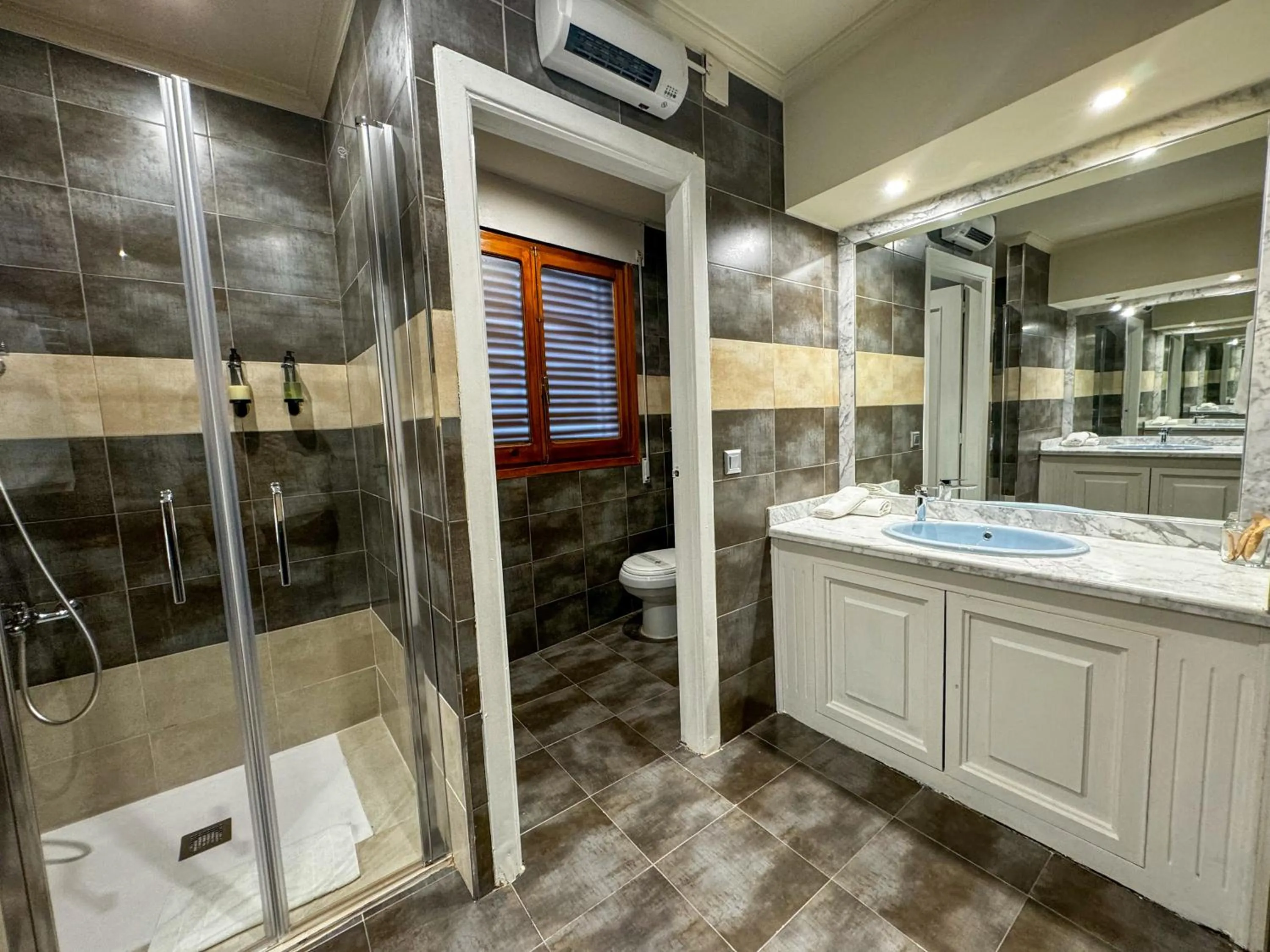 Shower in Hotel Plaza Mayor