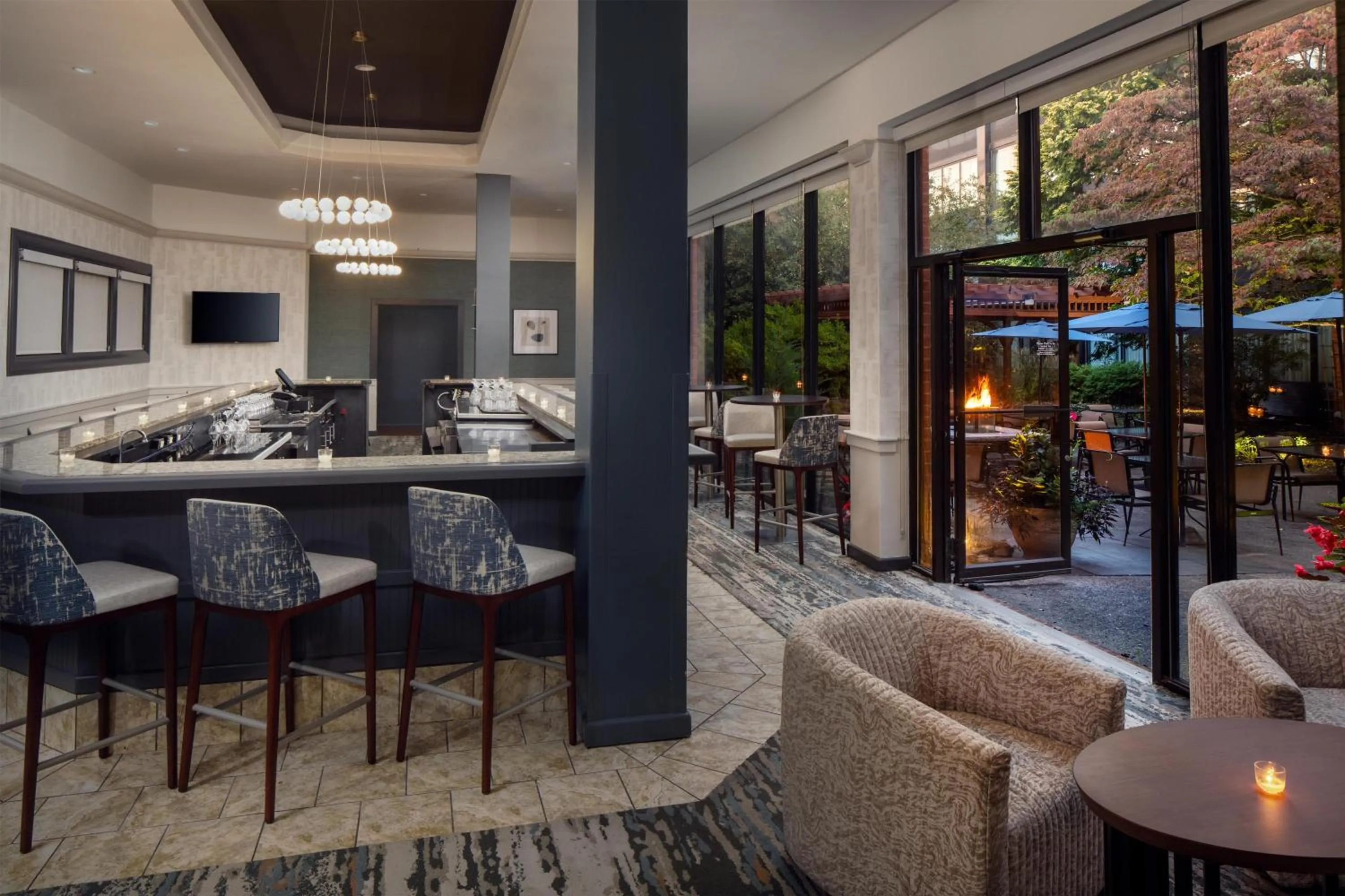 Lounge or bar in DoubleTree by Hilton Boston-Andover