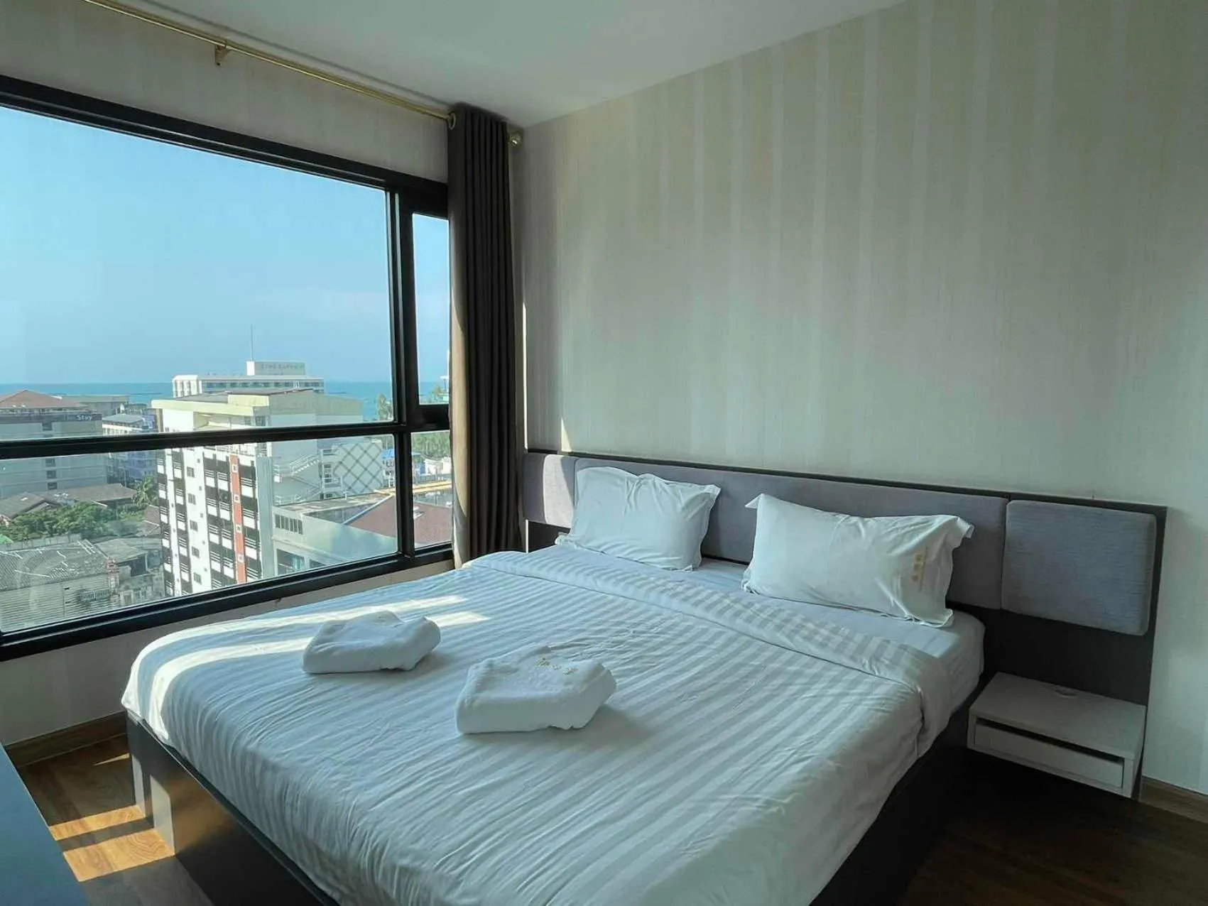 Bedroom, Bed in The Base Central Pattaya Thai