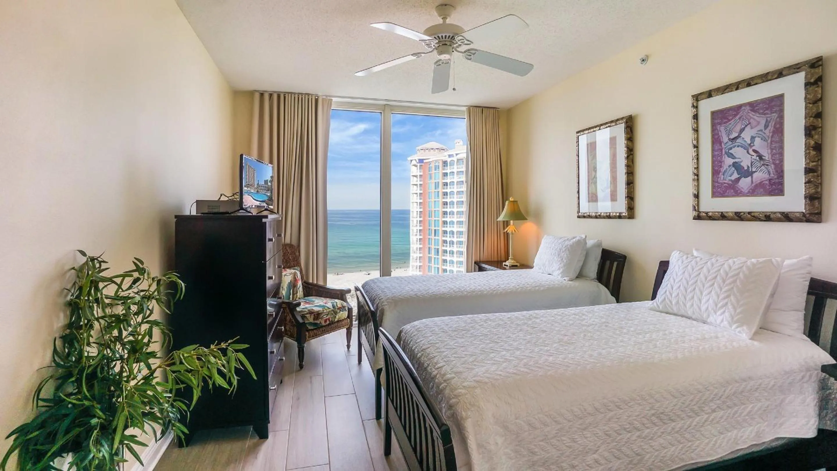 Bed in Portofino Island Resort