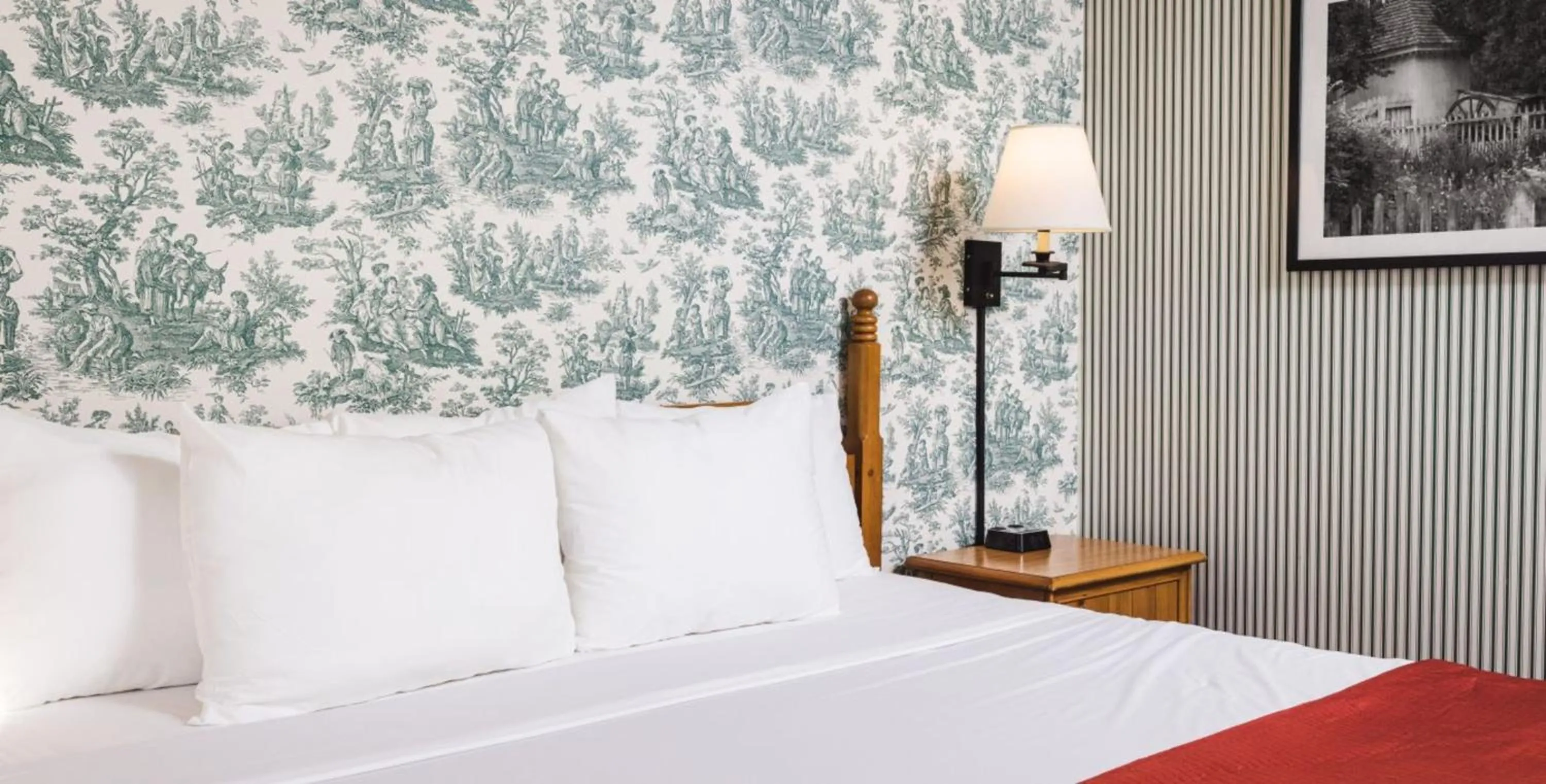 Bed in Williamsburg Woodlands Hotel & Suites, an official Colonial Williamsburg Hotel