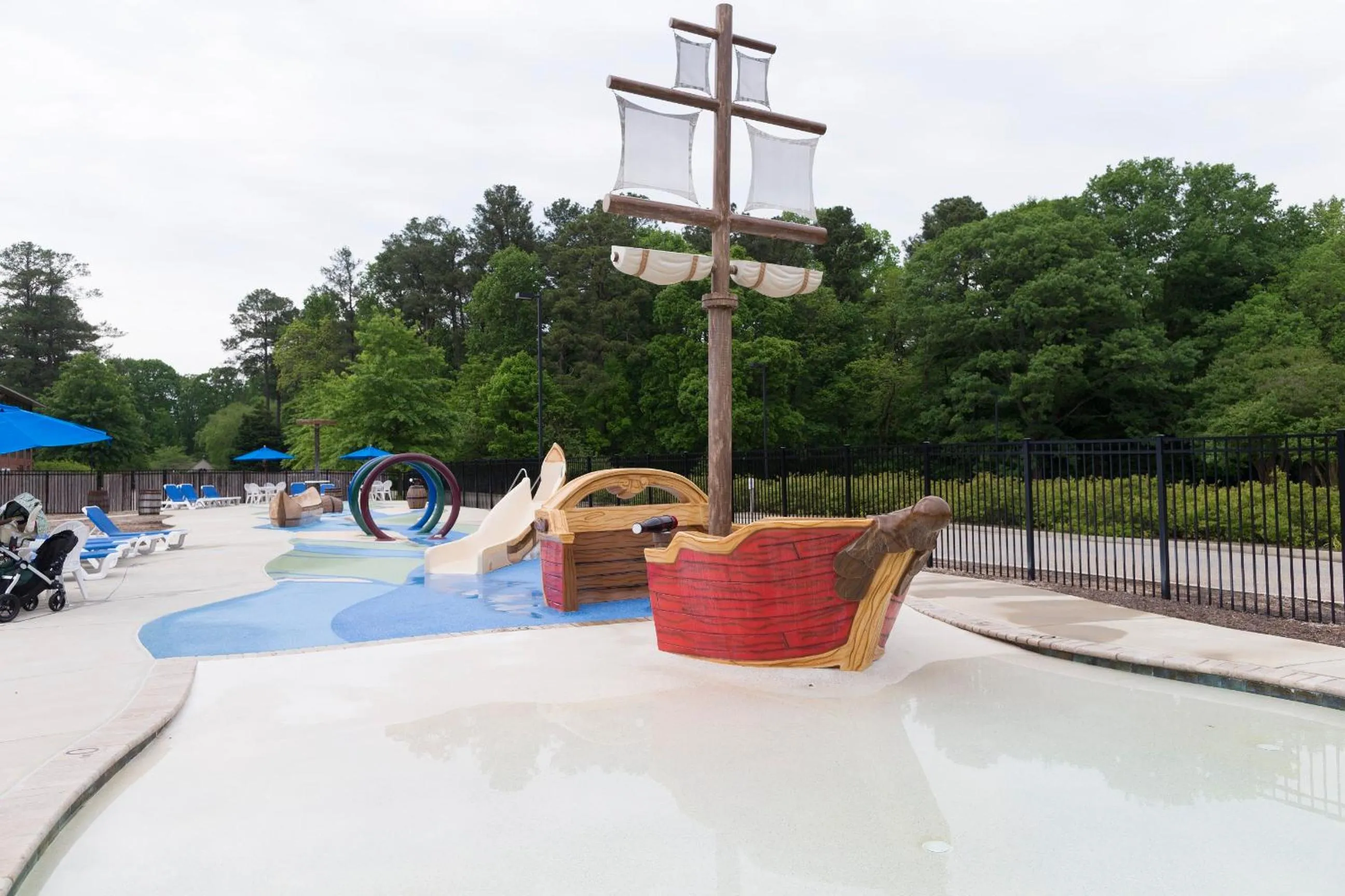 Swimming pool in Williamsburg Woodlands Hotel & Suites, an official Colonial Williamsburg Hotel