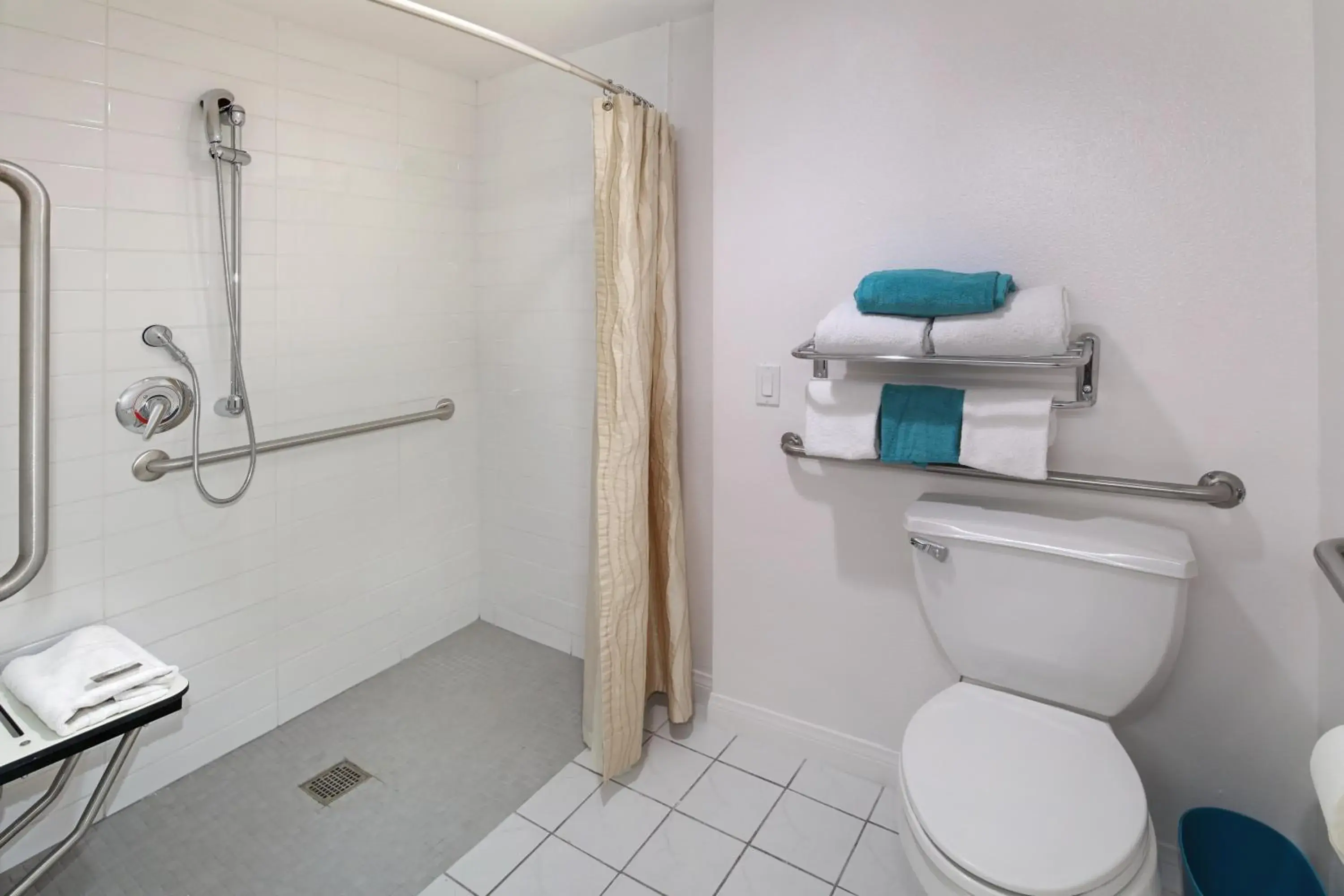 Queen Room with Two Queen Beds - Disability Access in Anaheim Hotel Queen Room with Two Queen Beds - Disability Access in Anaheim Hotel