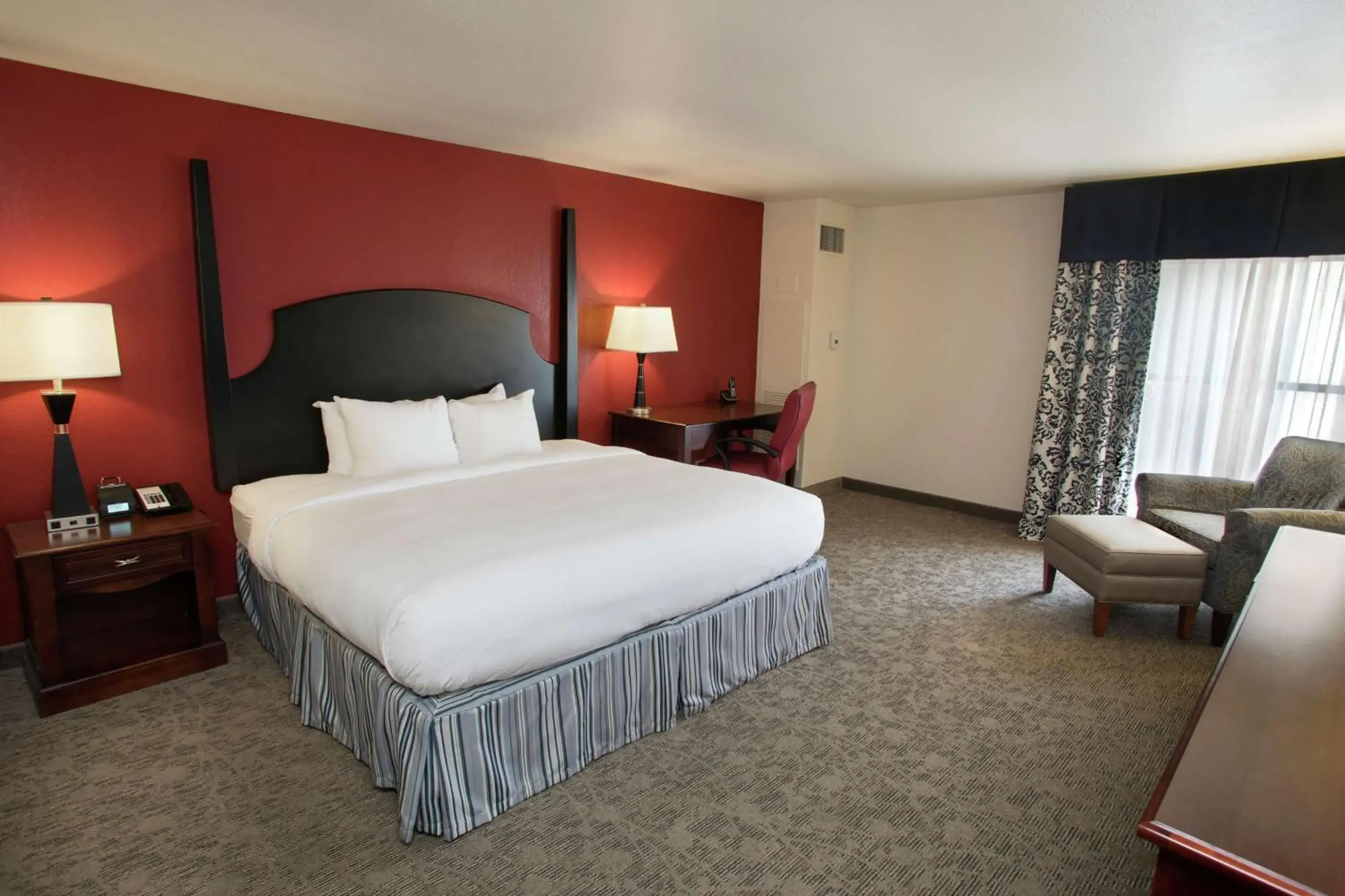 King Room with Roll-In Shower - Hearing/Mobility Access in President Abraham Lincoln - A Doubletree by Hilton Hotel King Room with Roll-In Shower - Hearing/Mobility Access in President Abraham Lincoln - A Doubletree by Hilton Hotel