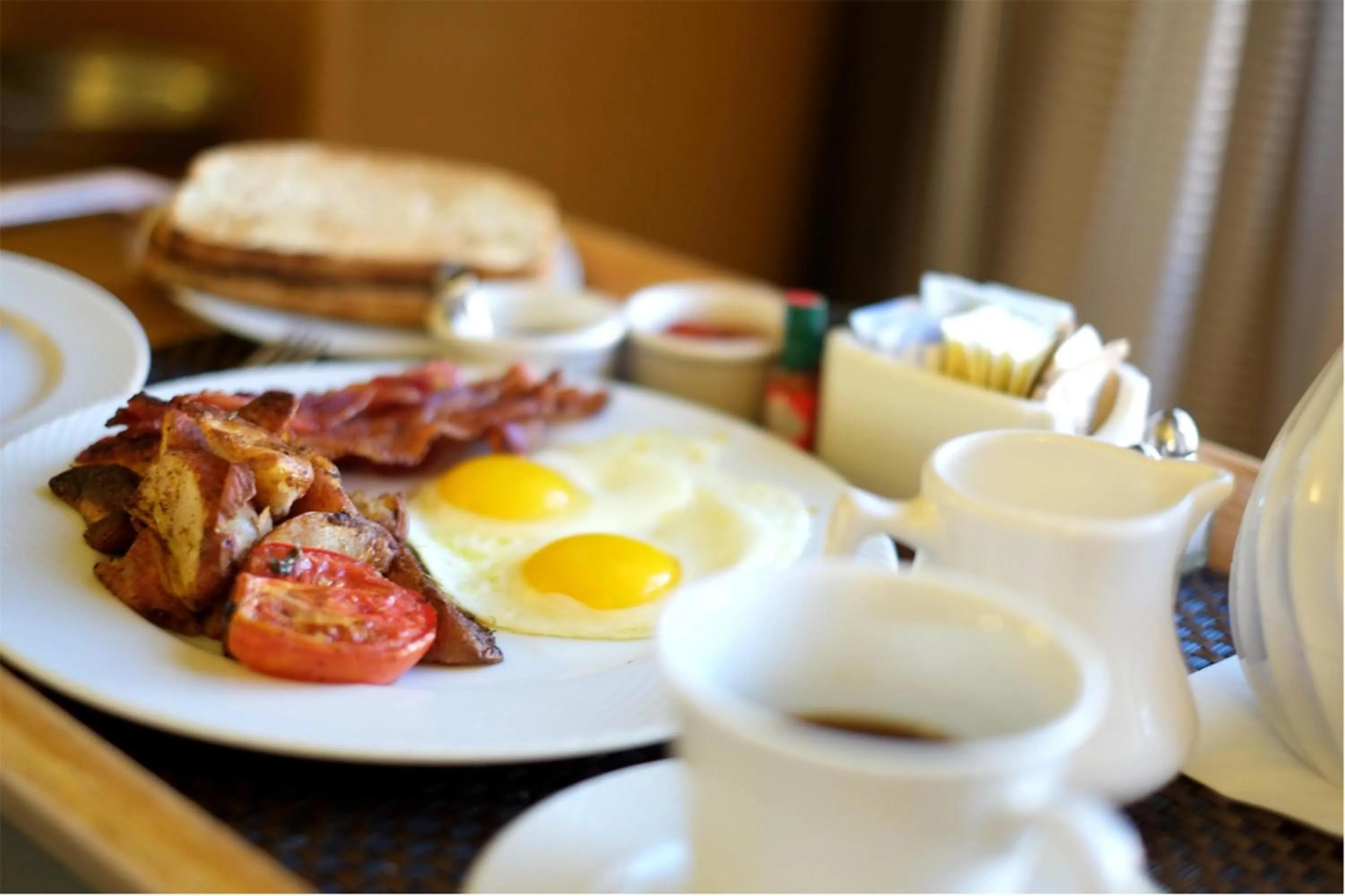 Dining area in DoubleTree by Hilton Fresno Convention Center