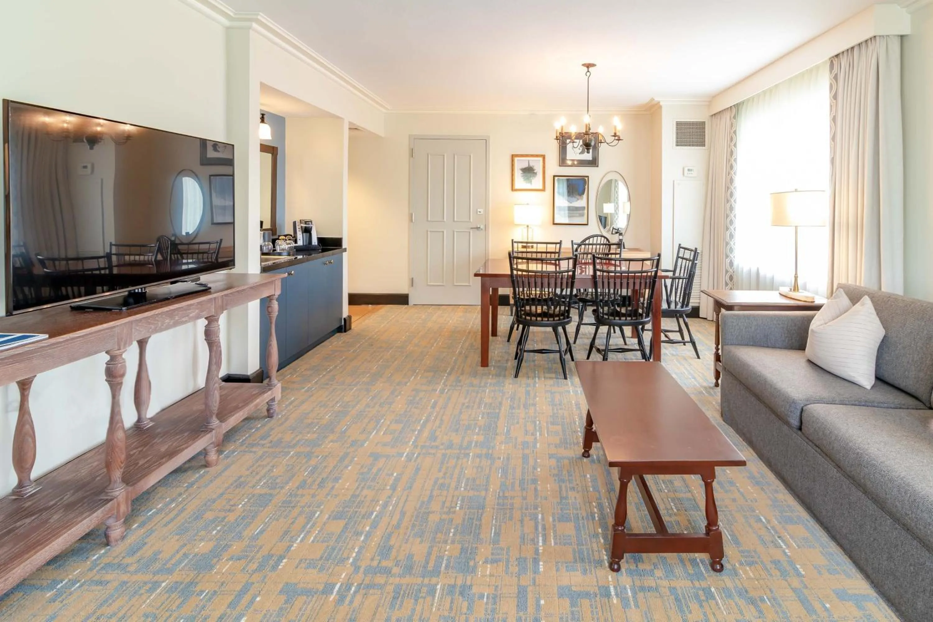 Photo of the whole room in Williamsburg Lodge, Autograph Collection