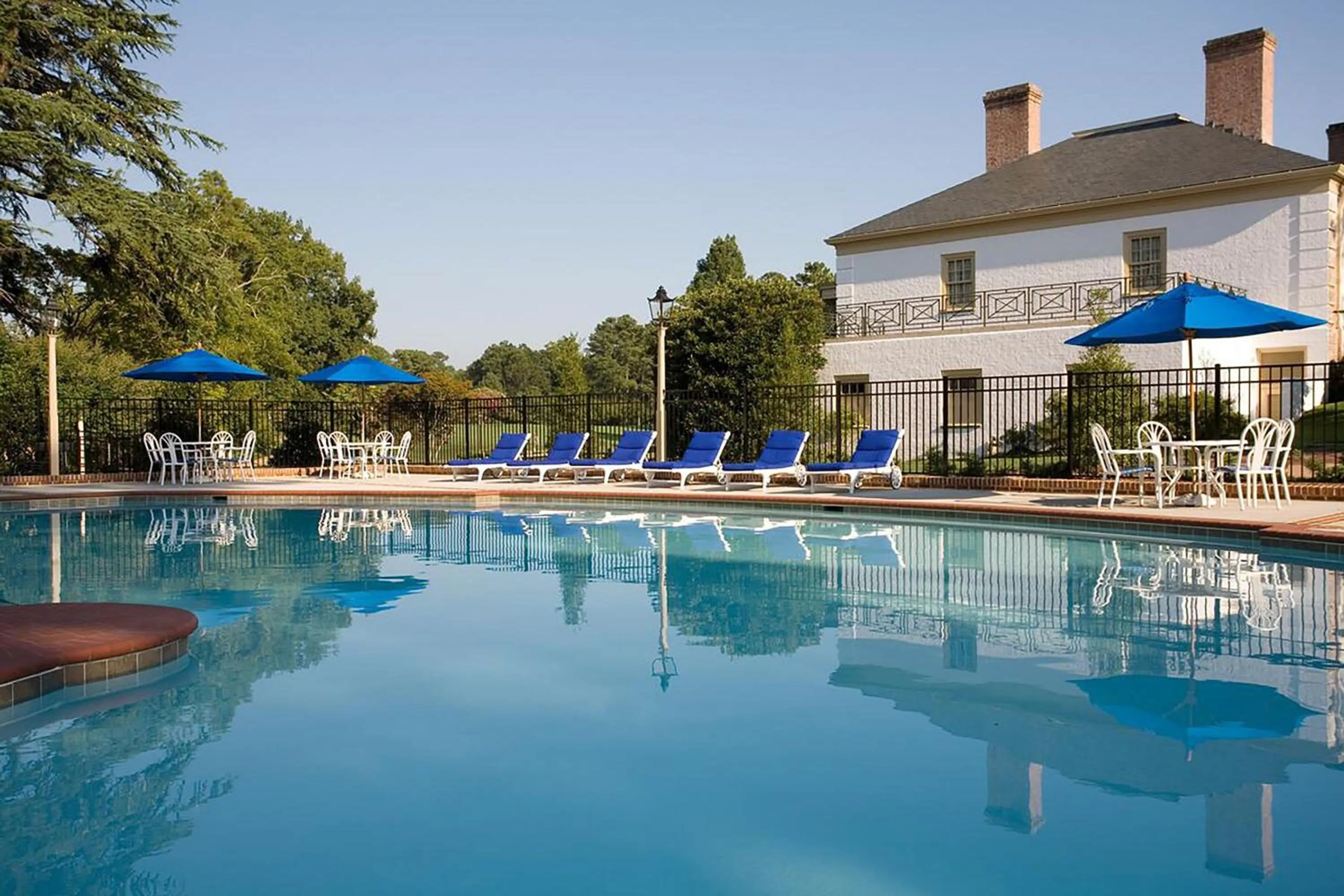Swimming pool in Williamsburg Lodge, Autograph Collection