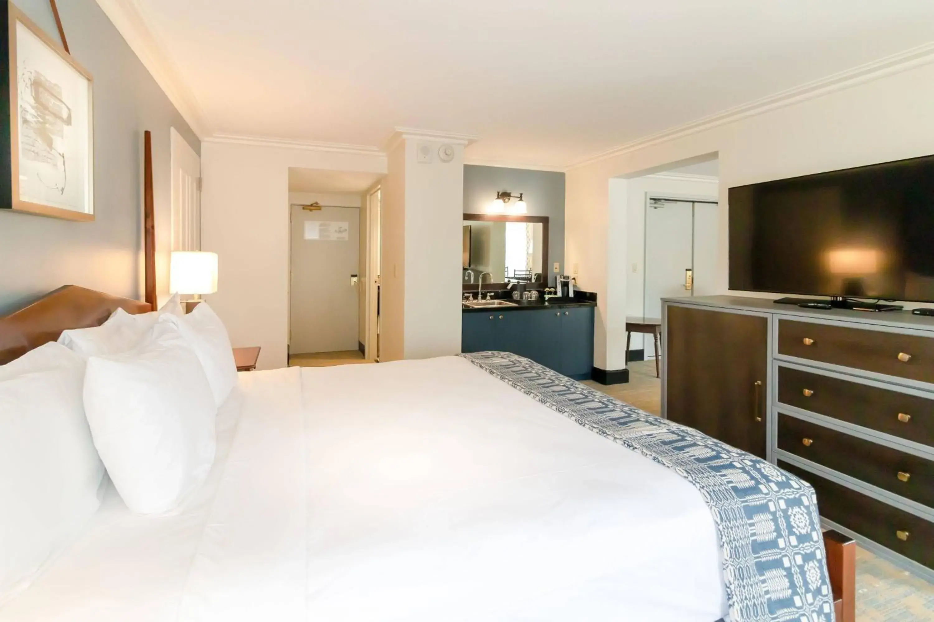 Lounge or bar, Bed in Williamsburg Lodge, Autograph Collection Lounge or bar, Bed in Williamsburg Lodge, Autograph Collection