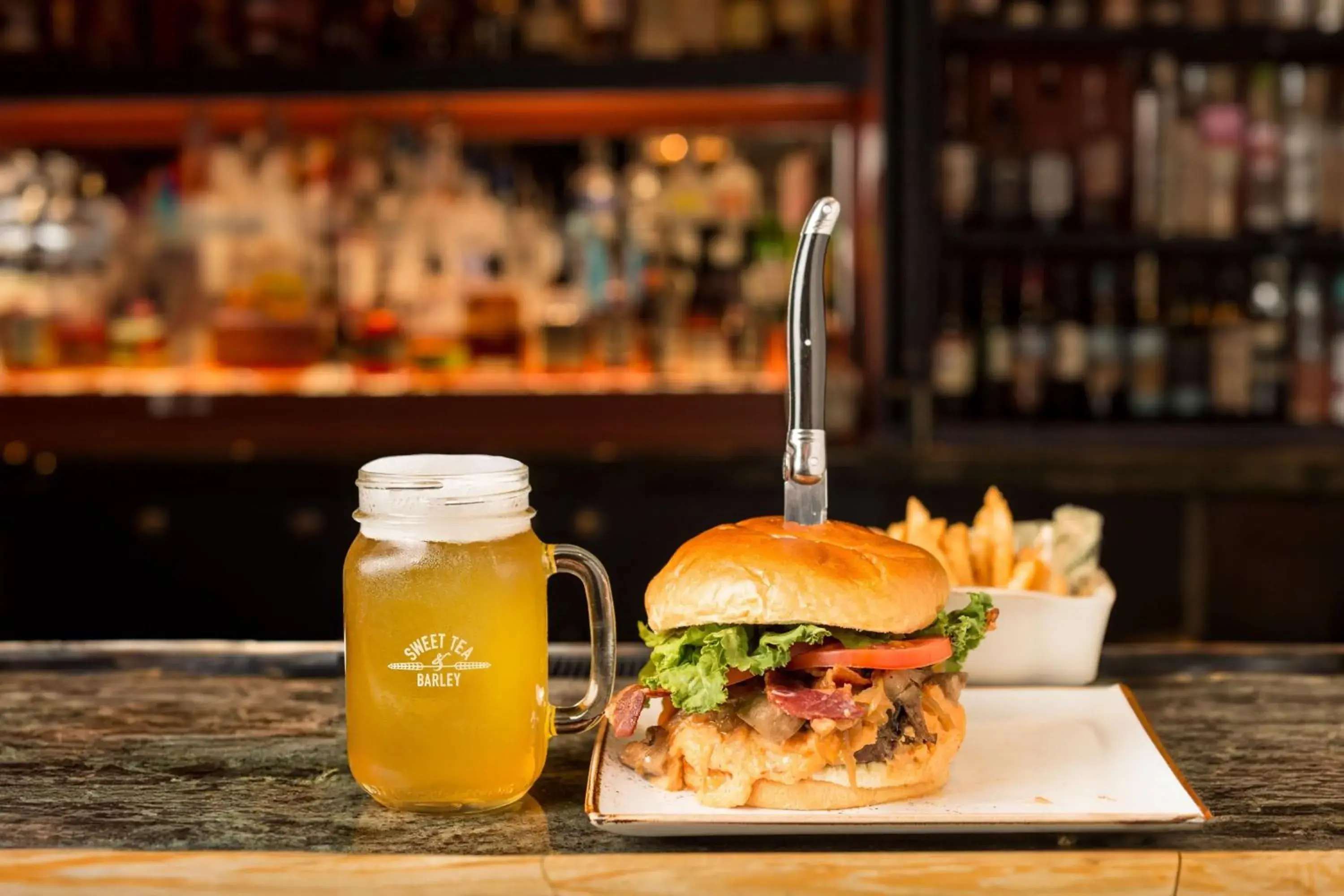 Lounge or bar in Williamsburg Lodge, Autograph Collection Lounge or bar in Williamsburg Lodge, Autograph Collection