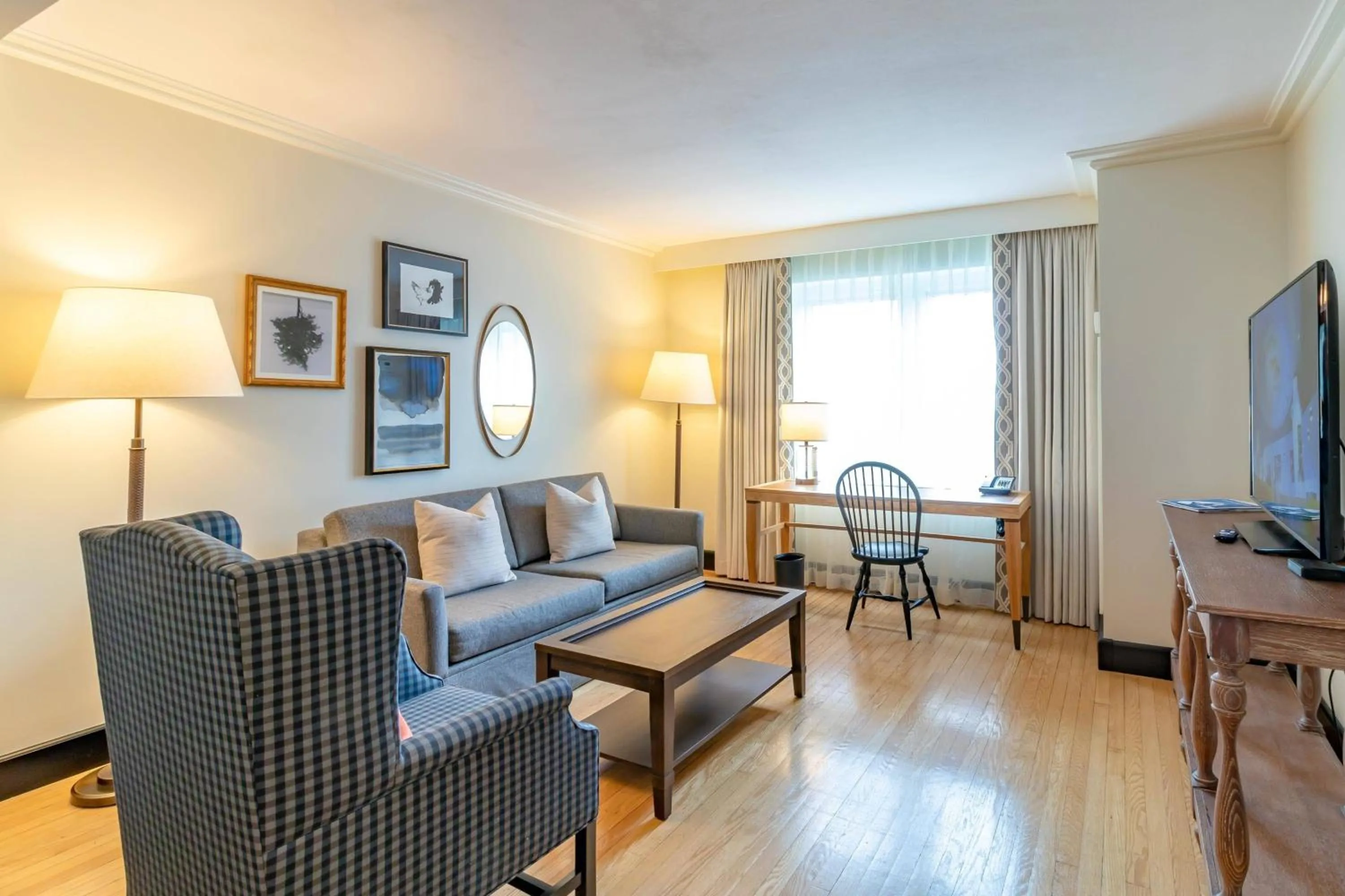 Living room in Williamsburg Lodge, Autograph Collection