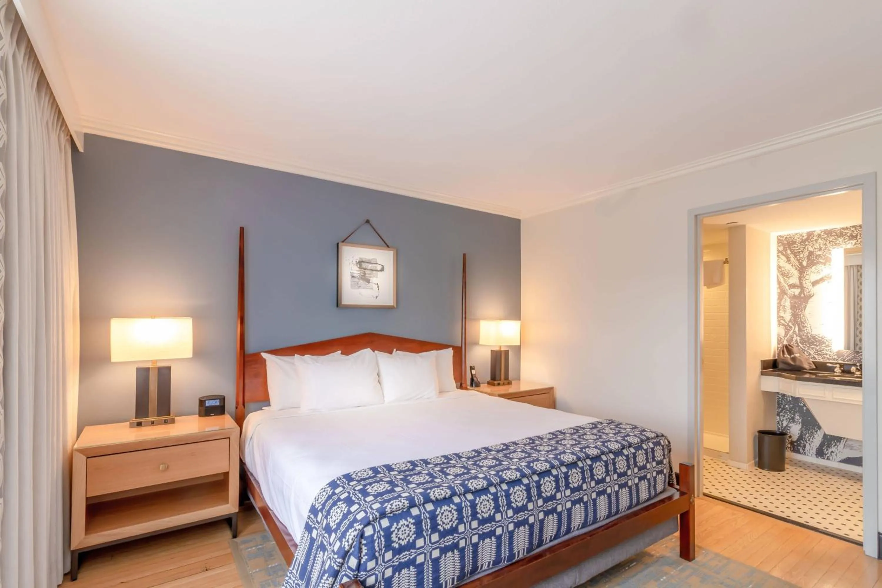 Bedroom, Bed in Williamsburg Lodge, Autograph Collection