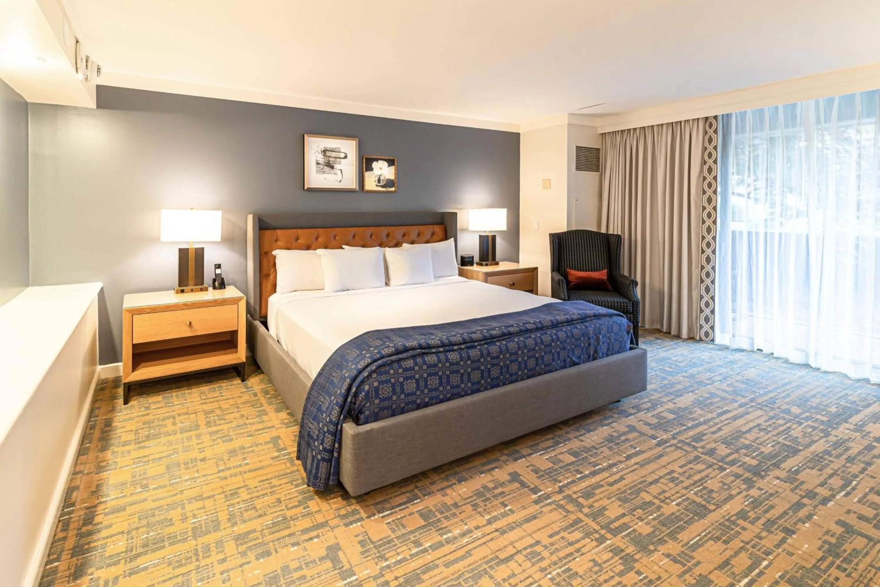 Photo of the whole room, Bed in Williamsburg Lodge, Autograph Collection