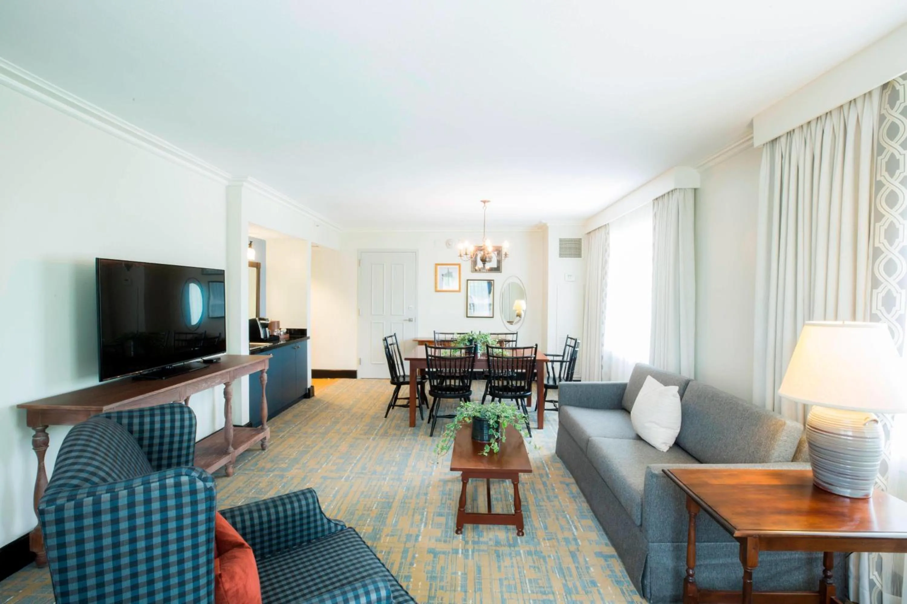 Living room in Williamsburg Lodge, Autograph Collection