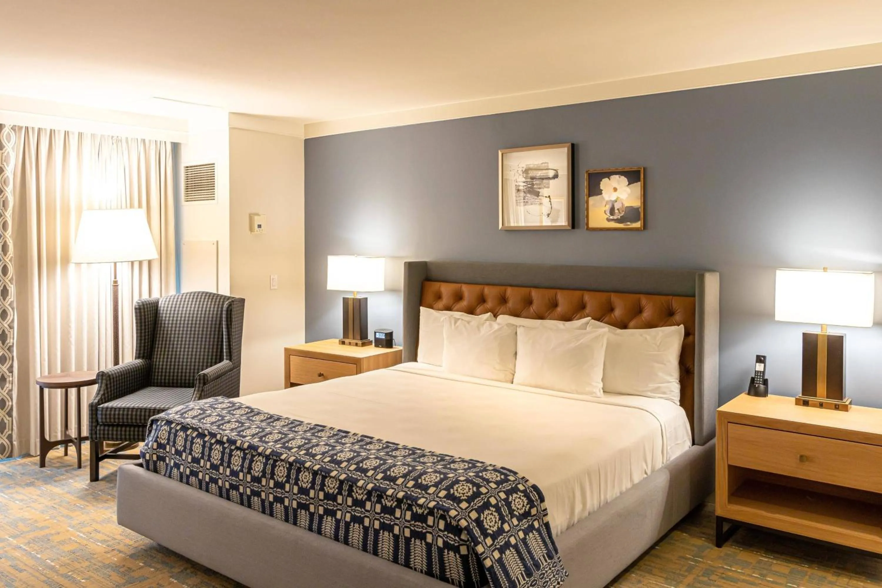 Photo of the whole room, Bed in Williamsburg Lodge, Autograph Collection