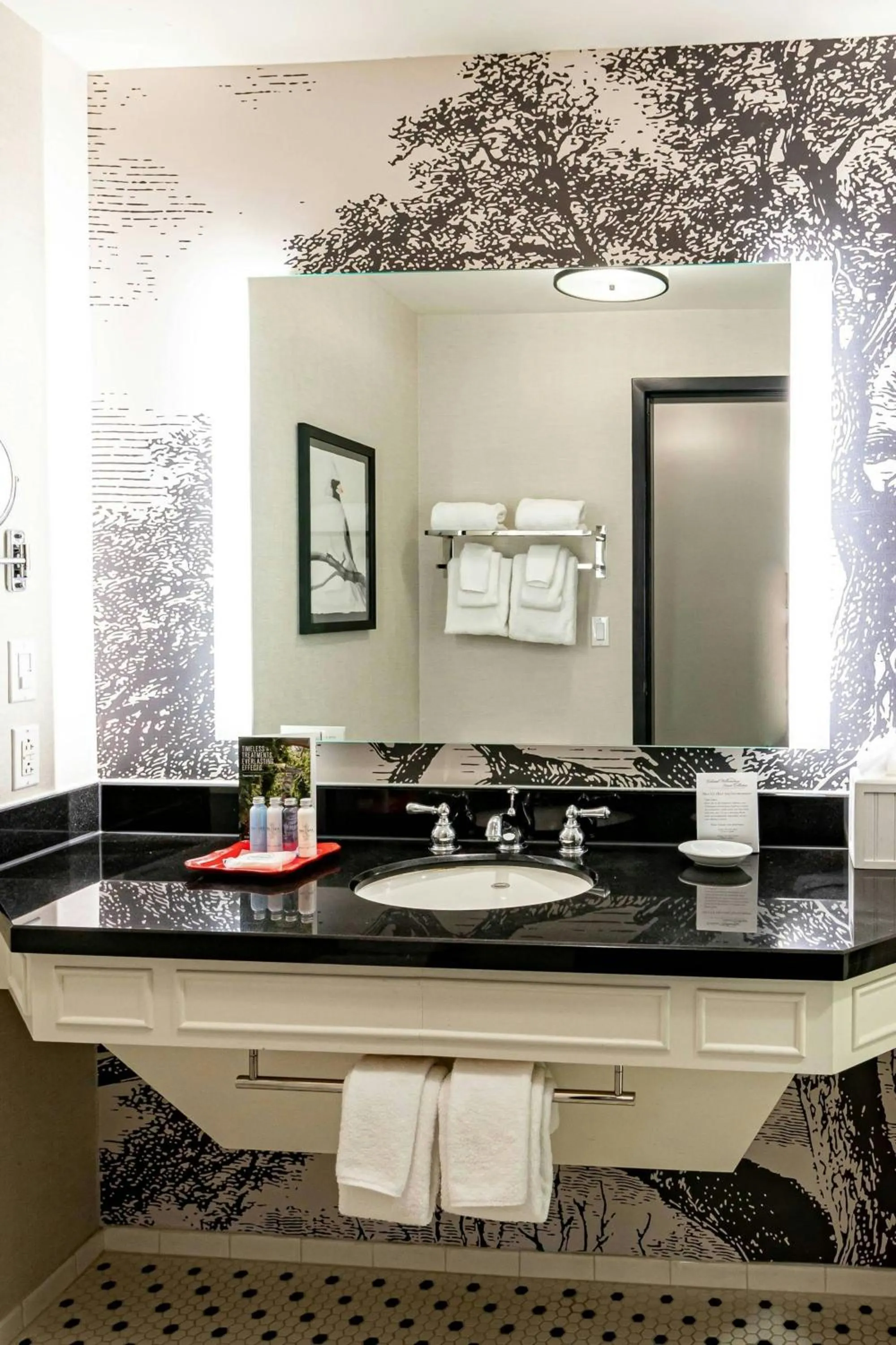 Photo of the whole room in Williamsburg Lodge, Autograph Collection