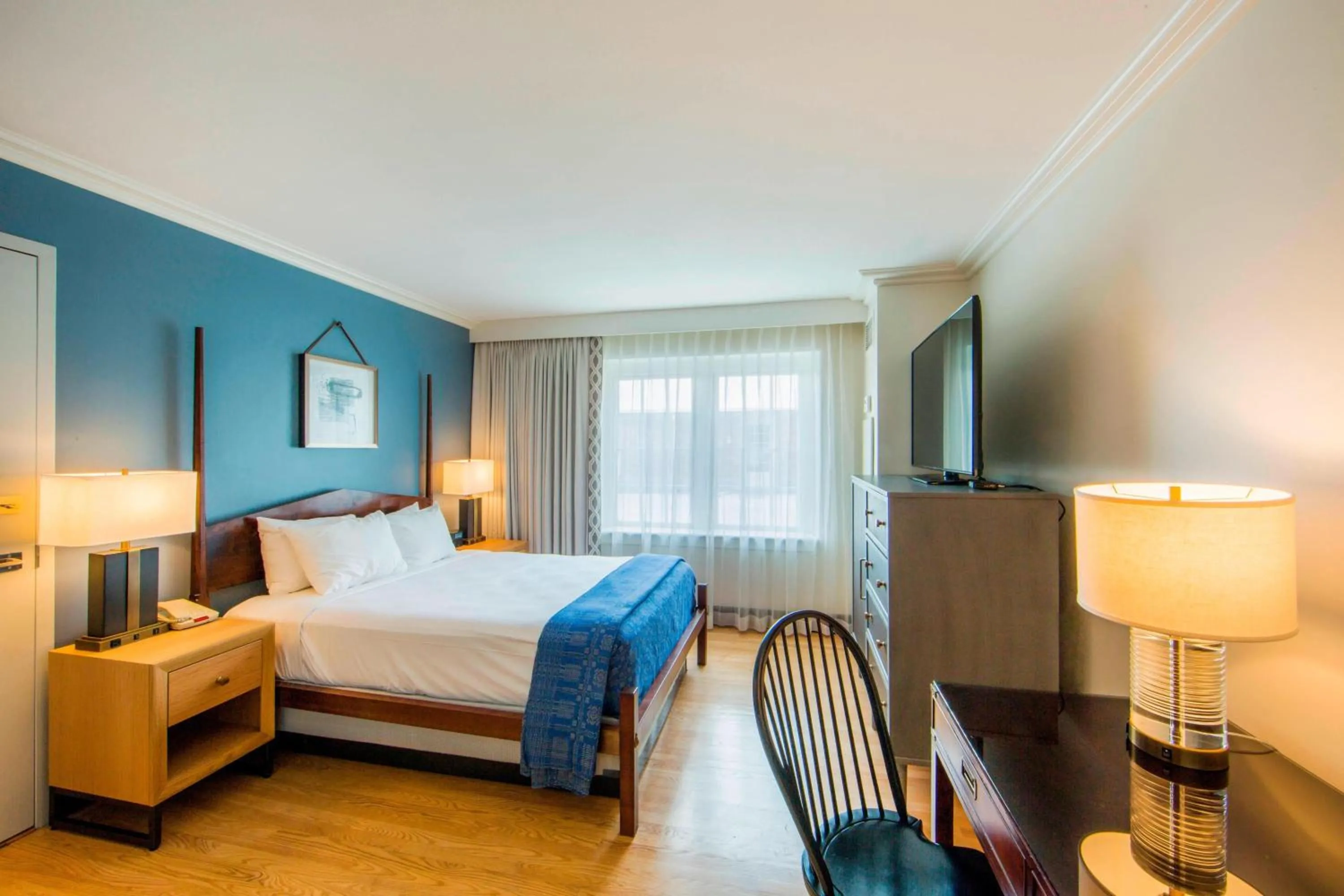 Photo of the whole room, Bed in Williamsburg Lodge, Autograph Collection