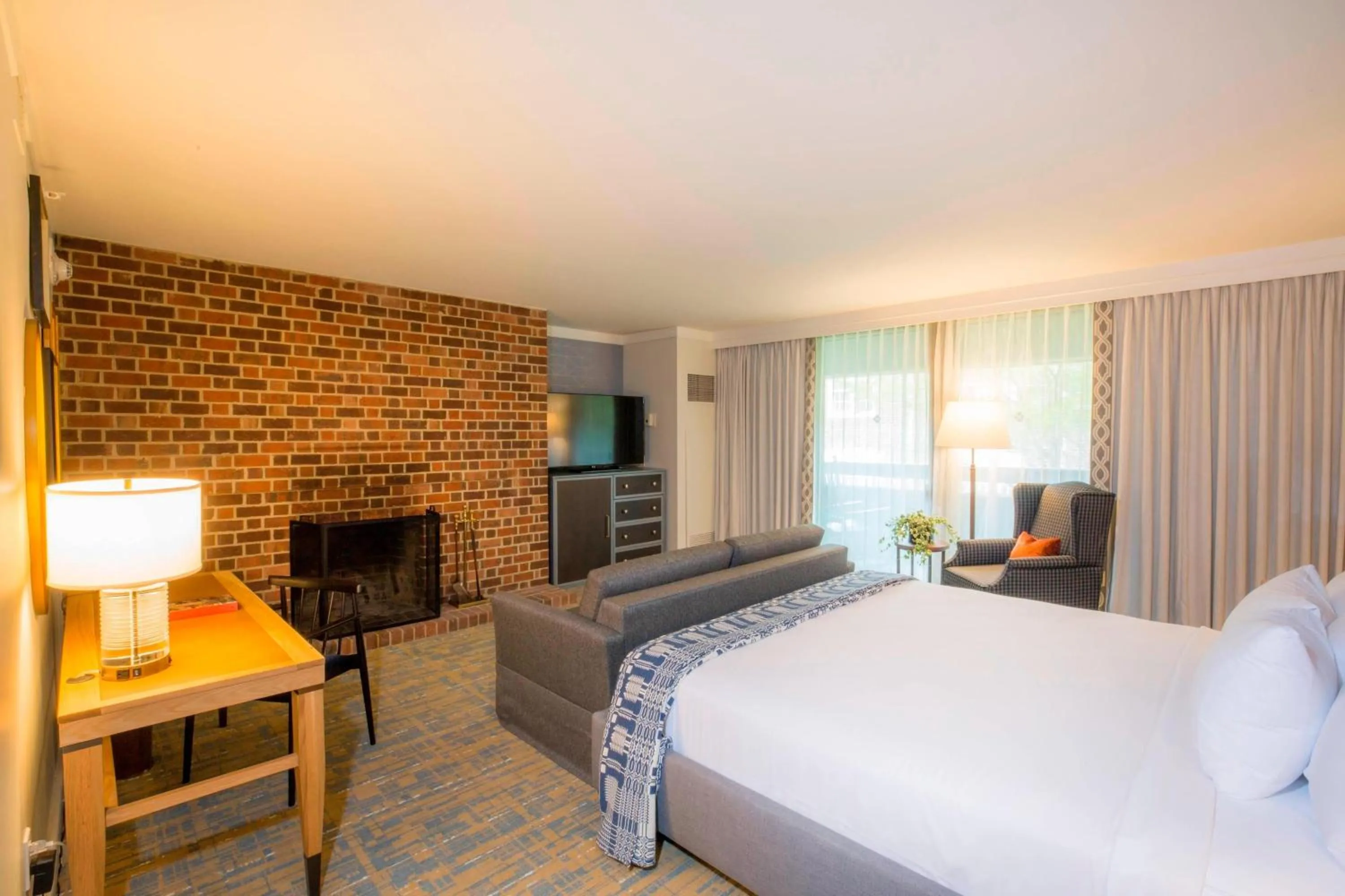 Photo of the whole room, Bed in Williamsburg Lodge, Autograph Collection