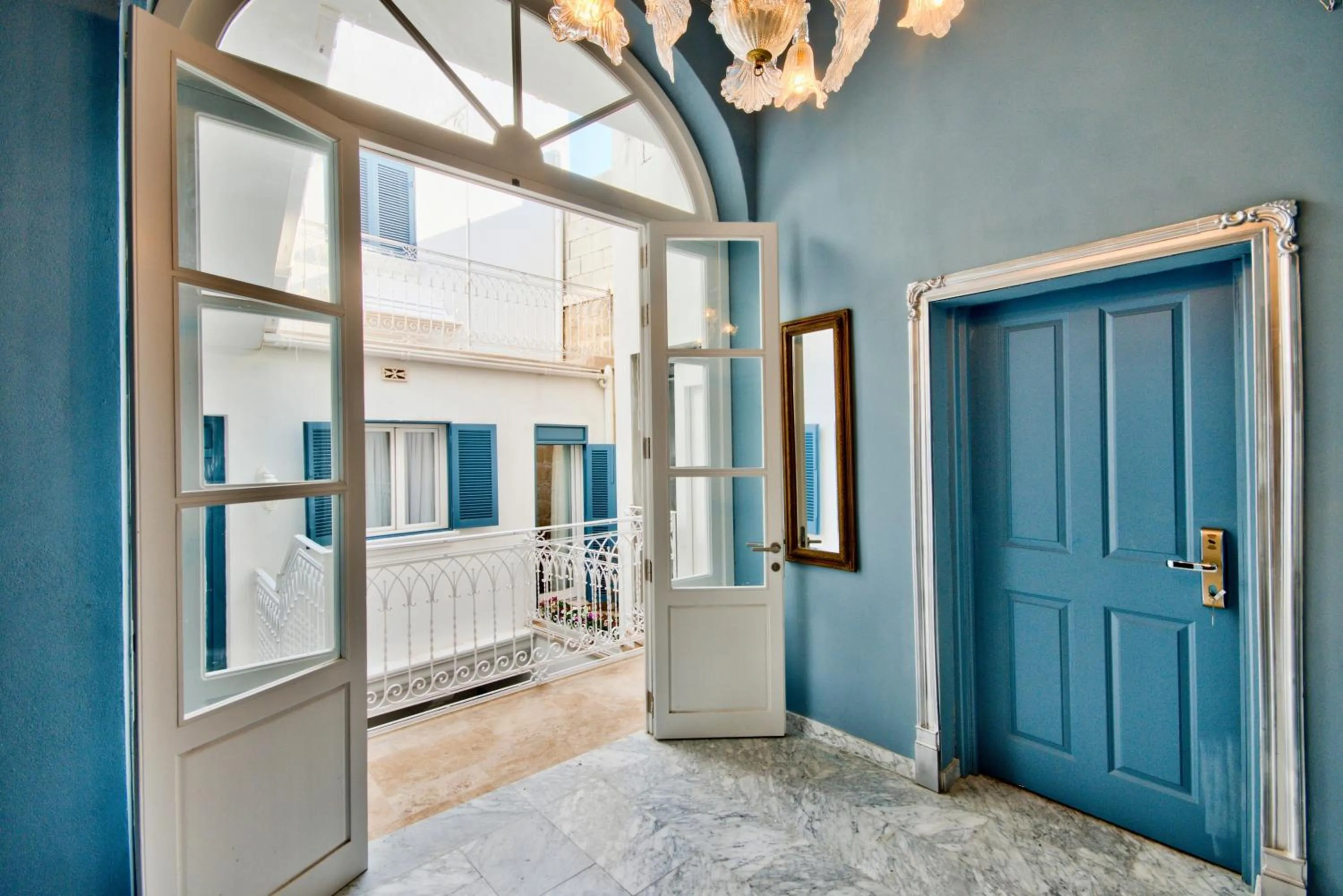 Bed in Julina Boutique Living