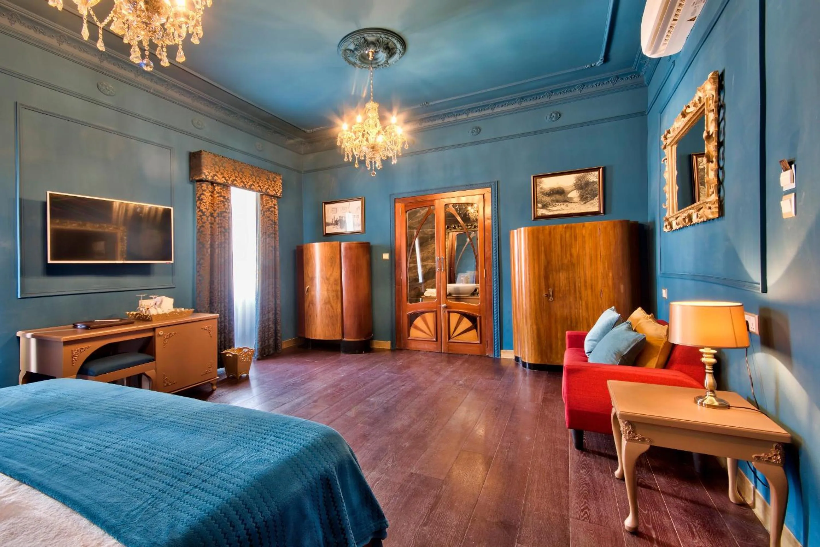 Bed in Julina Boutique Living