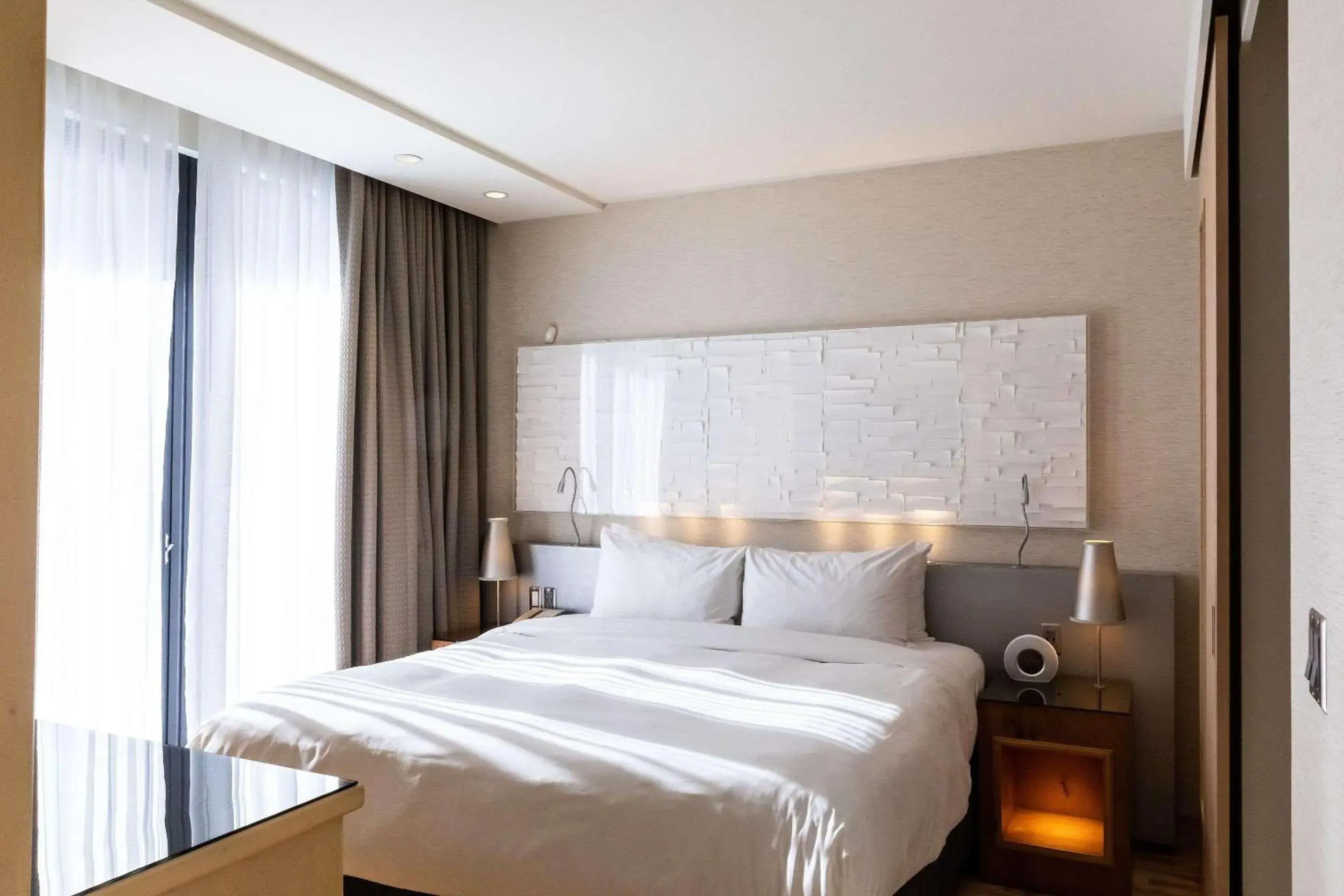 Ambassador King Suite with Park View - Non-Smoking in Radisson Blu Aqua Hotel, Chicago Ambassador King Suite with Park View - Non-Smoking in Radisson Blu Aqua Hotel, Chicago