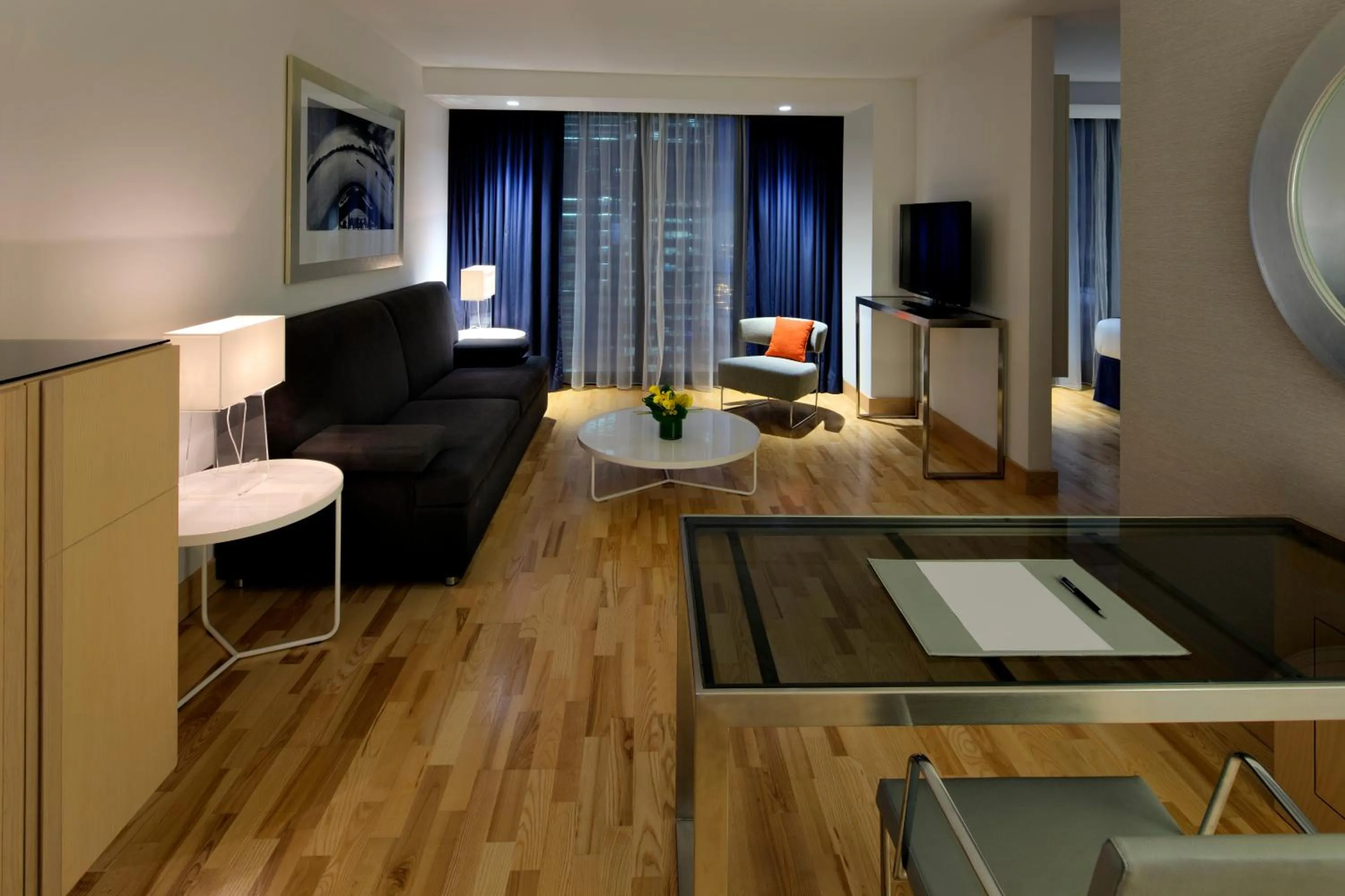 Living room in Radisson Blu Aqua Hotel, Chicago