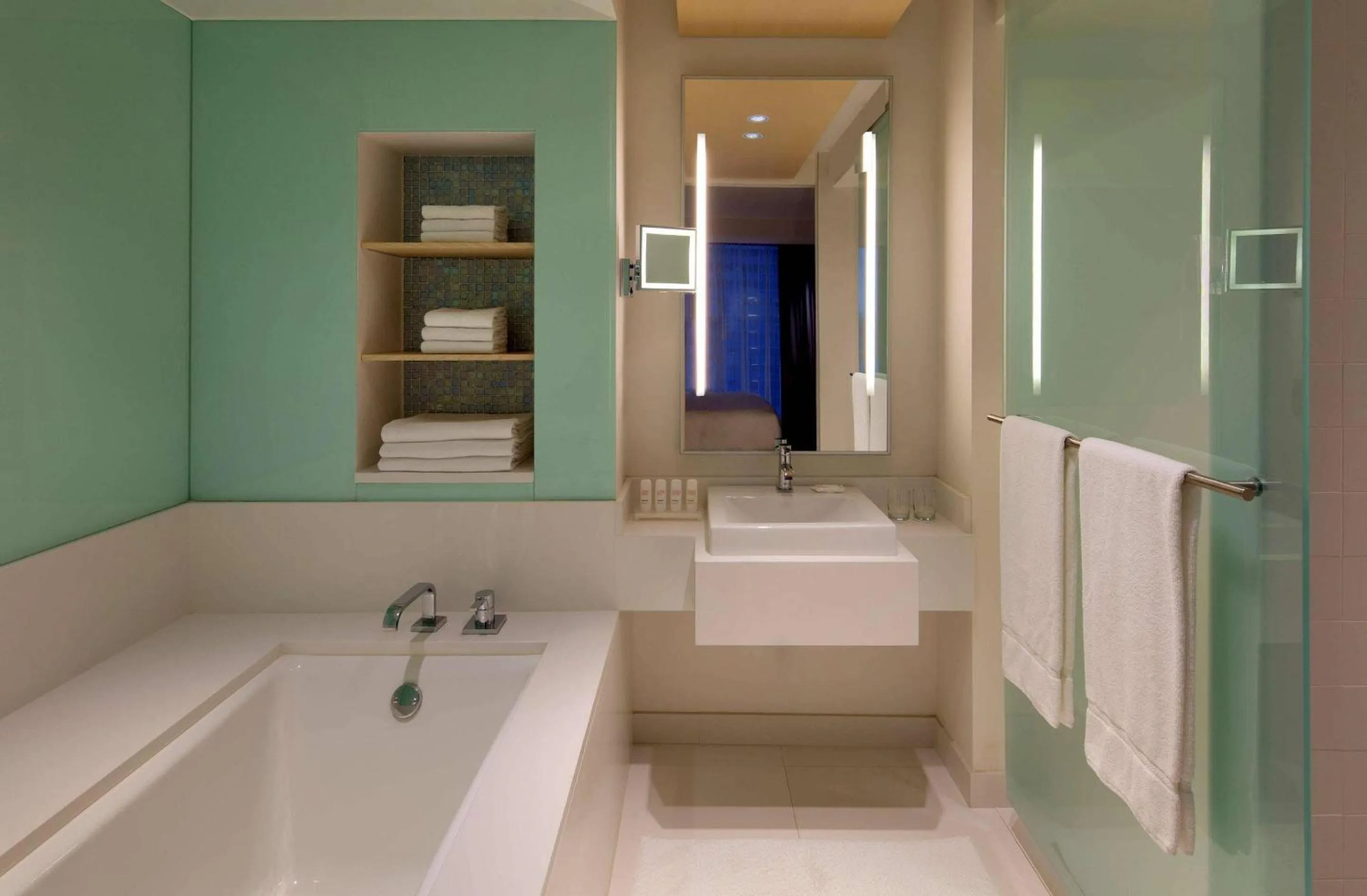 Bedroom in Radisson Blu Aqua Hotel, Chicago