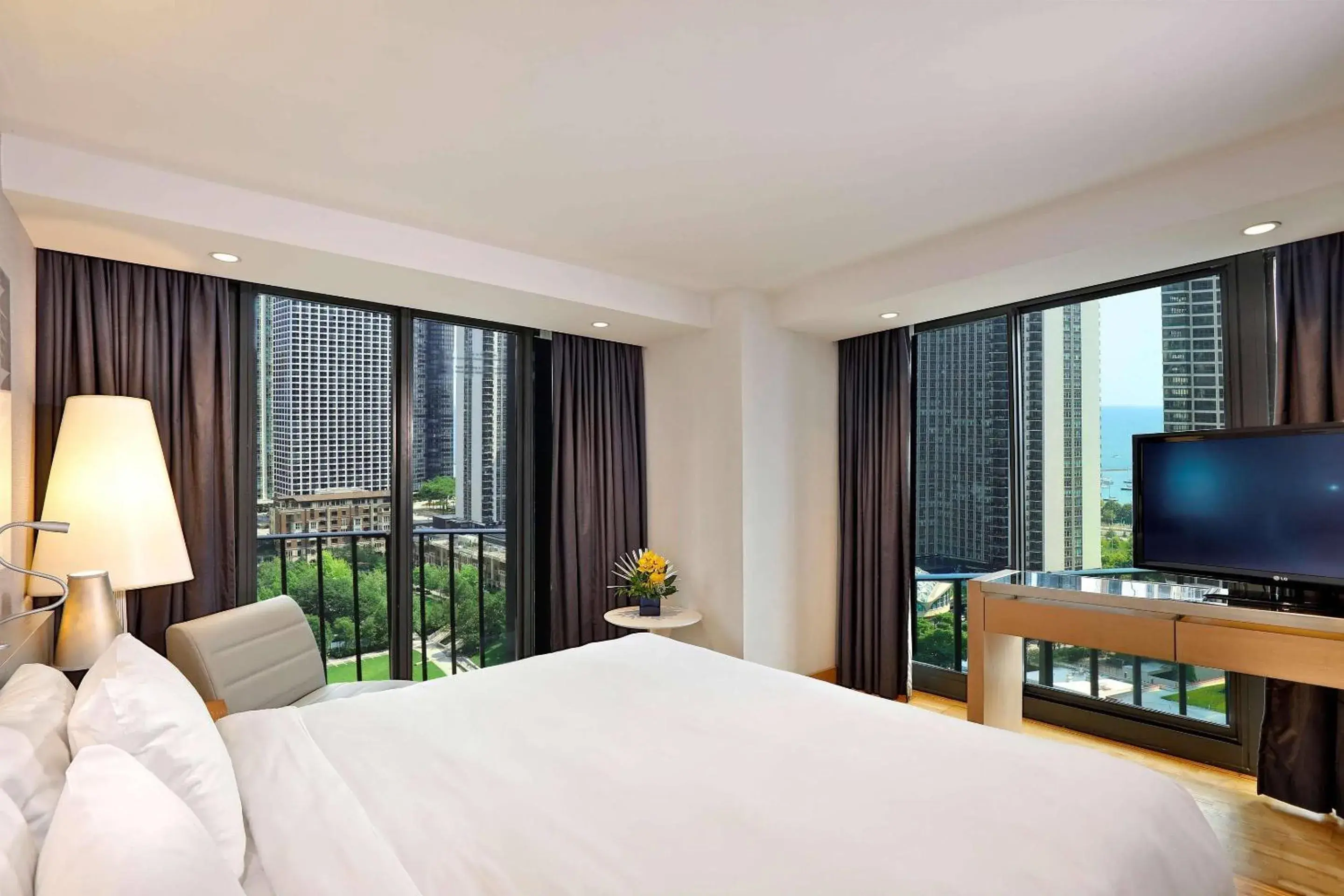 Bedroom, Bed in Radisson Blu Aqua Hotel, Chicago Bedroom, Bed in Radisson Blu Aqua Hotel, Chicago