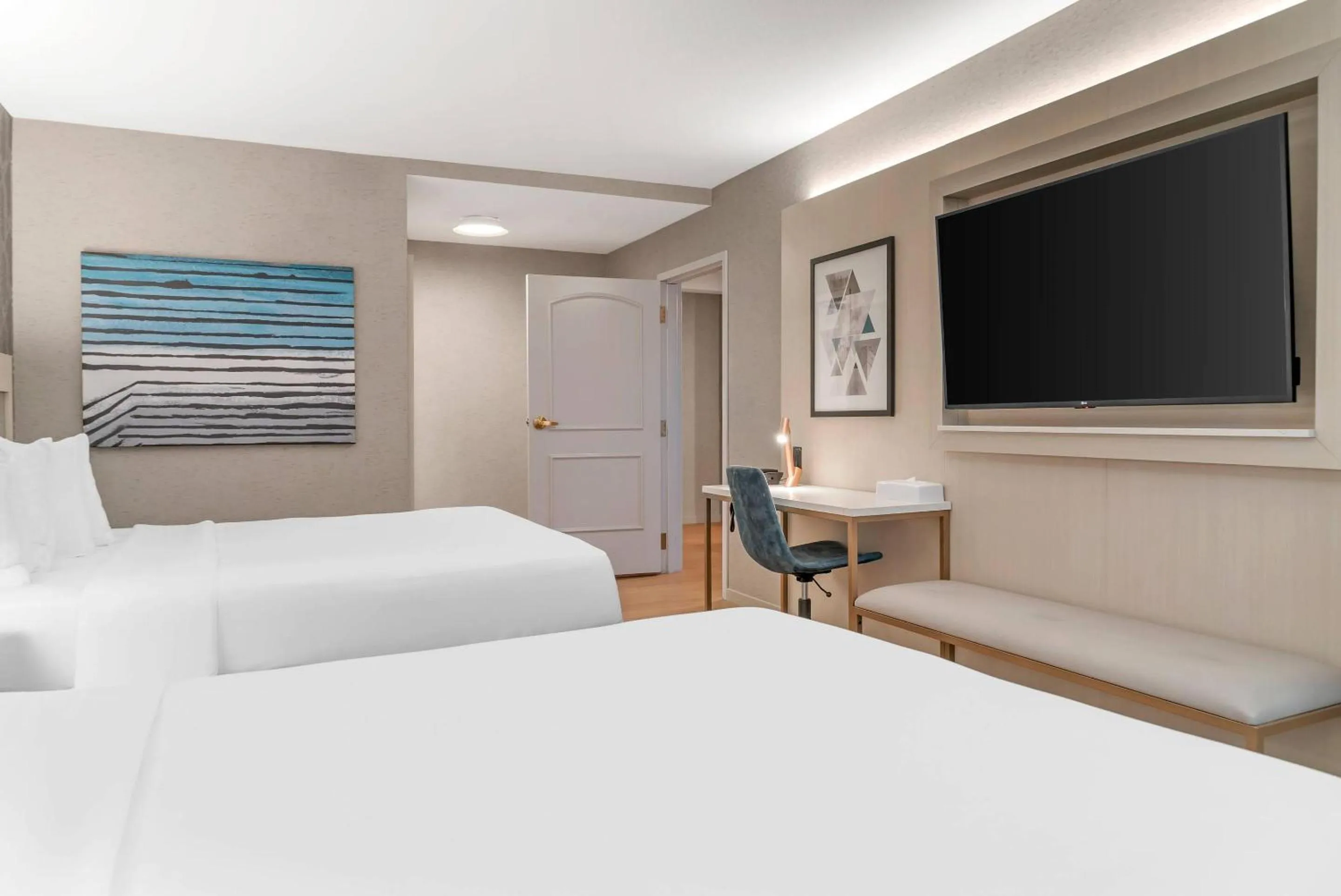 Bedroom, Bed in Radisson Plaza Hotel at Kalamazoo Center