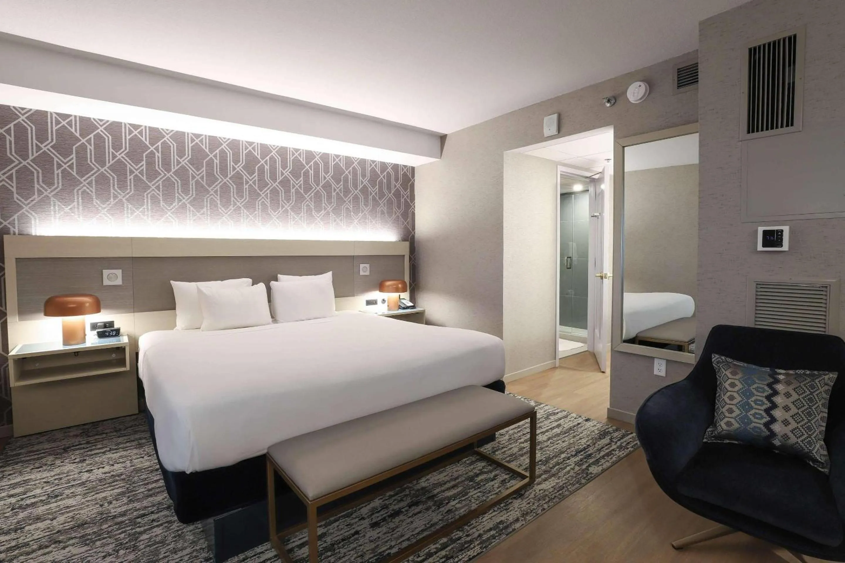 Bedroom, Bed in Radisson Plaza Hotel at Kalamazoo Center