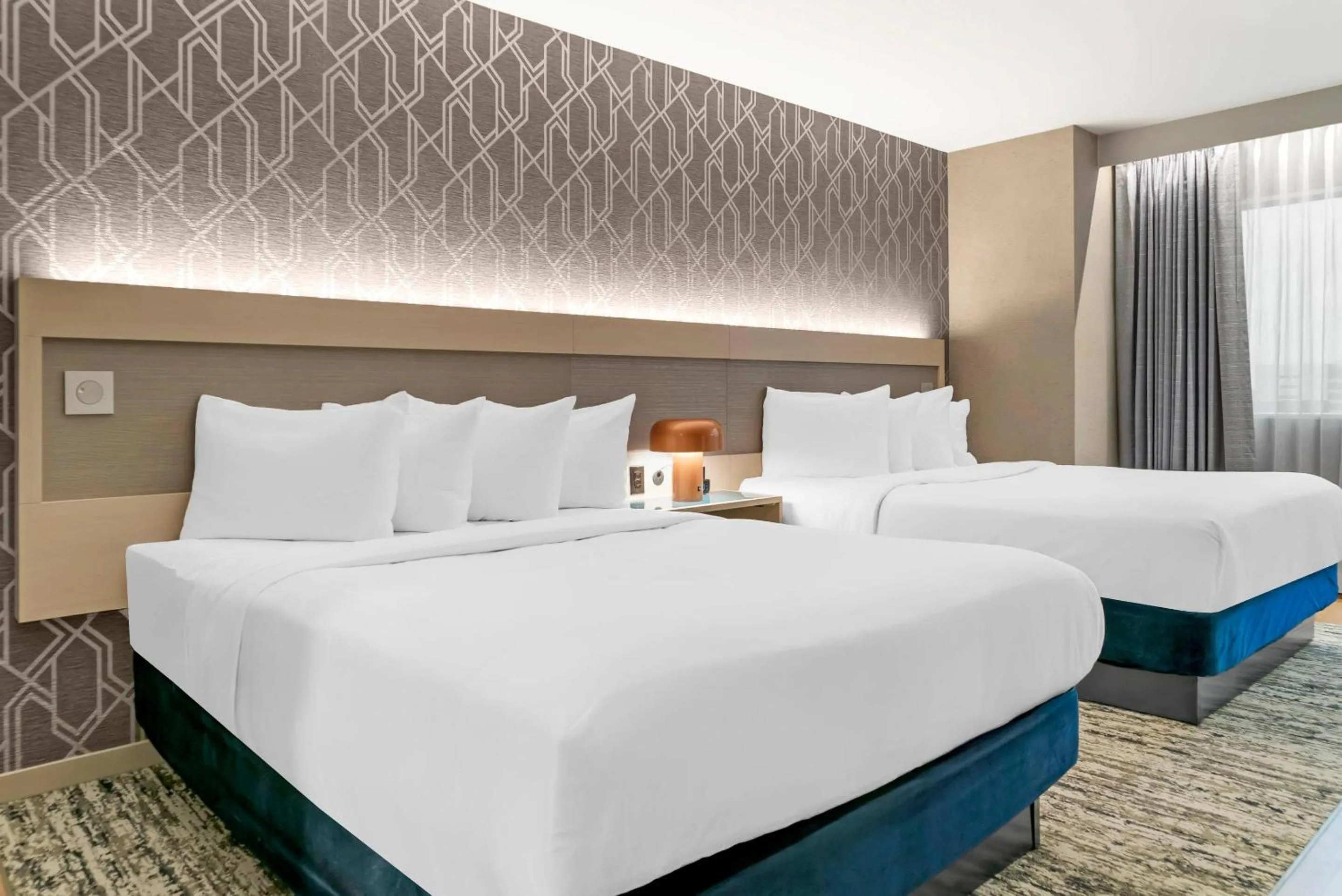 Bedroom, Bed in Radisson Plaza Hotel at Kalamazoo Center