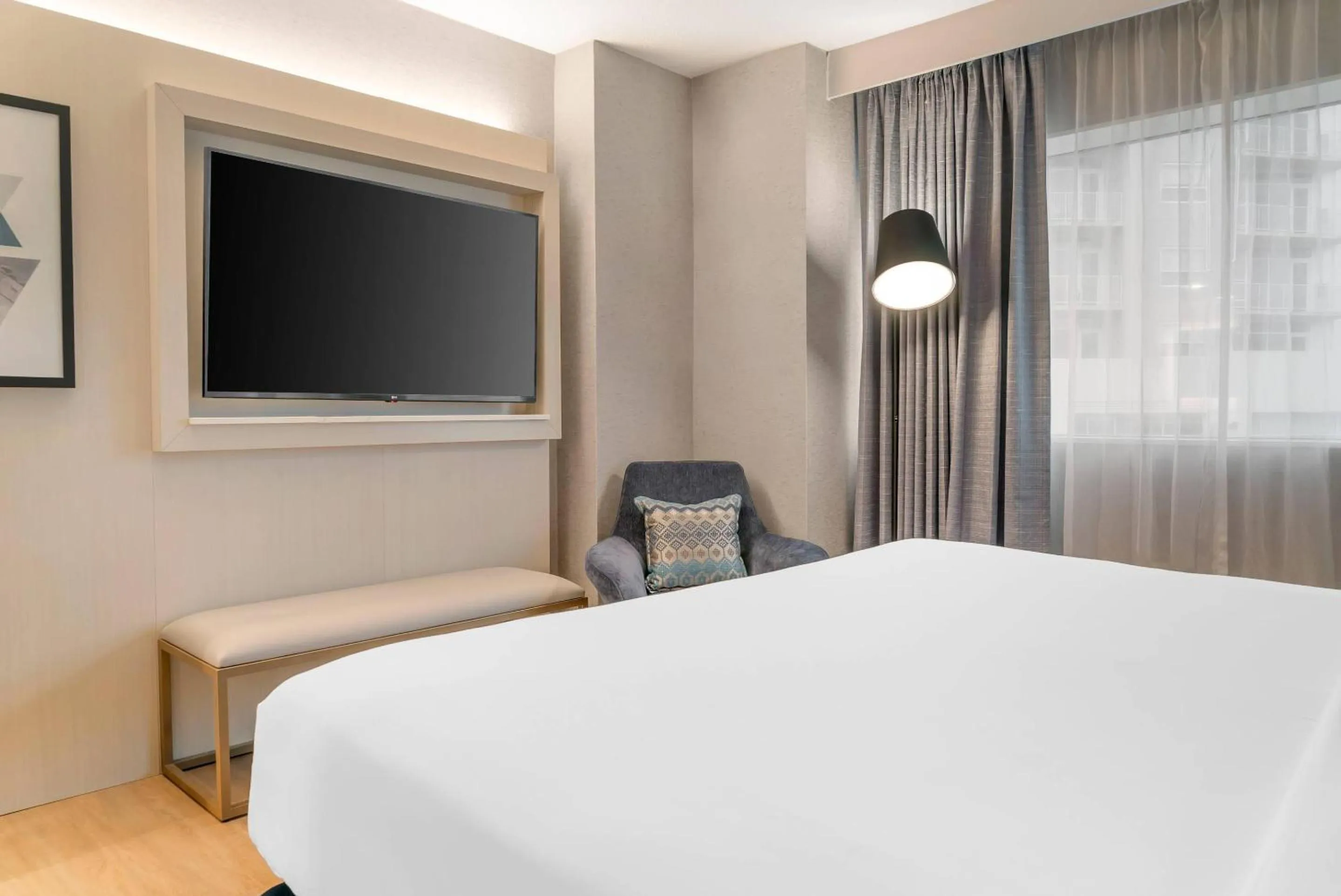 Bedroom, Bed in Radisson Plaza Hotel at Kalamazoo Center