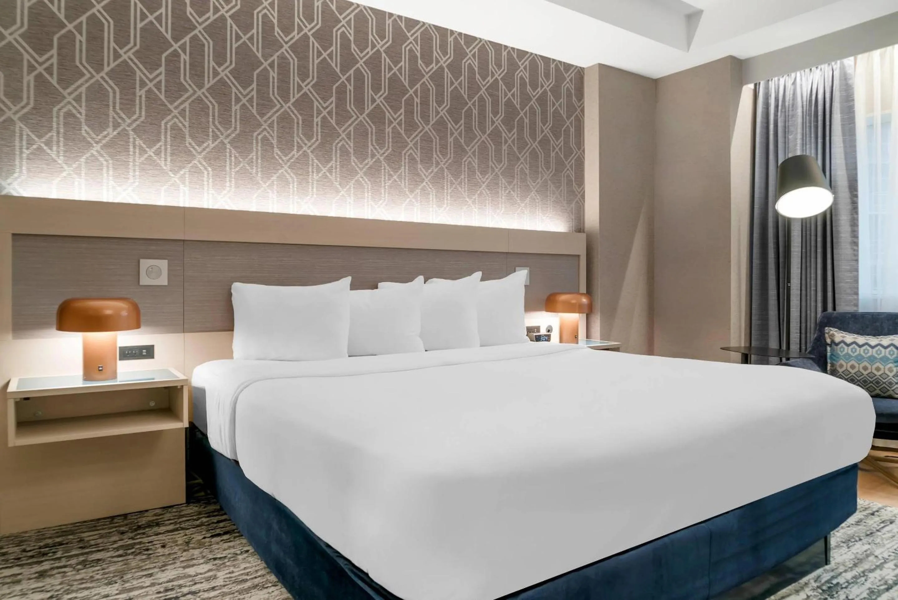 Bedroom, Bed in Radisson Plaza Hotel at Kalamazoo Center