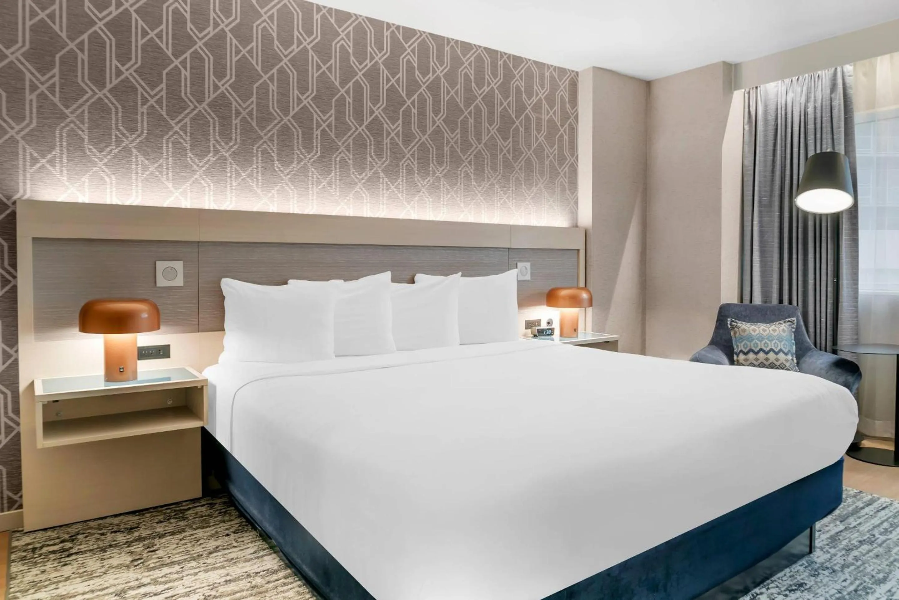 Bedroom, Bed in Radisson Plaza Hotel at Kalamazoo Center