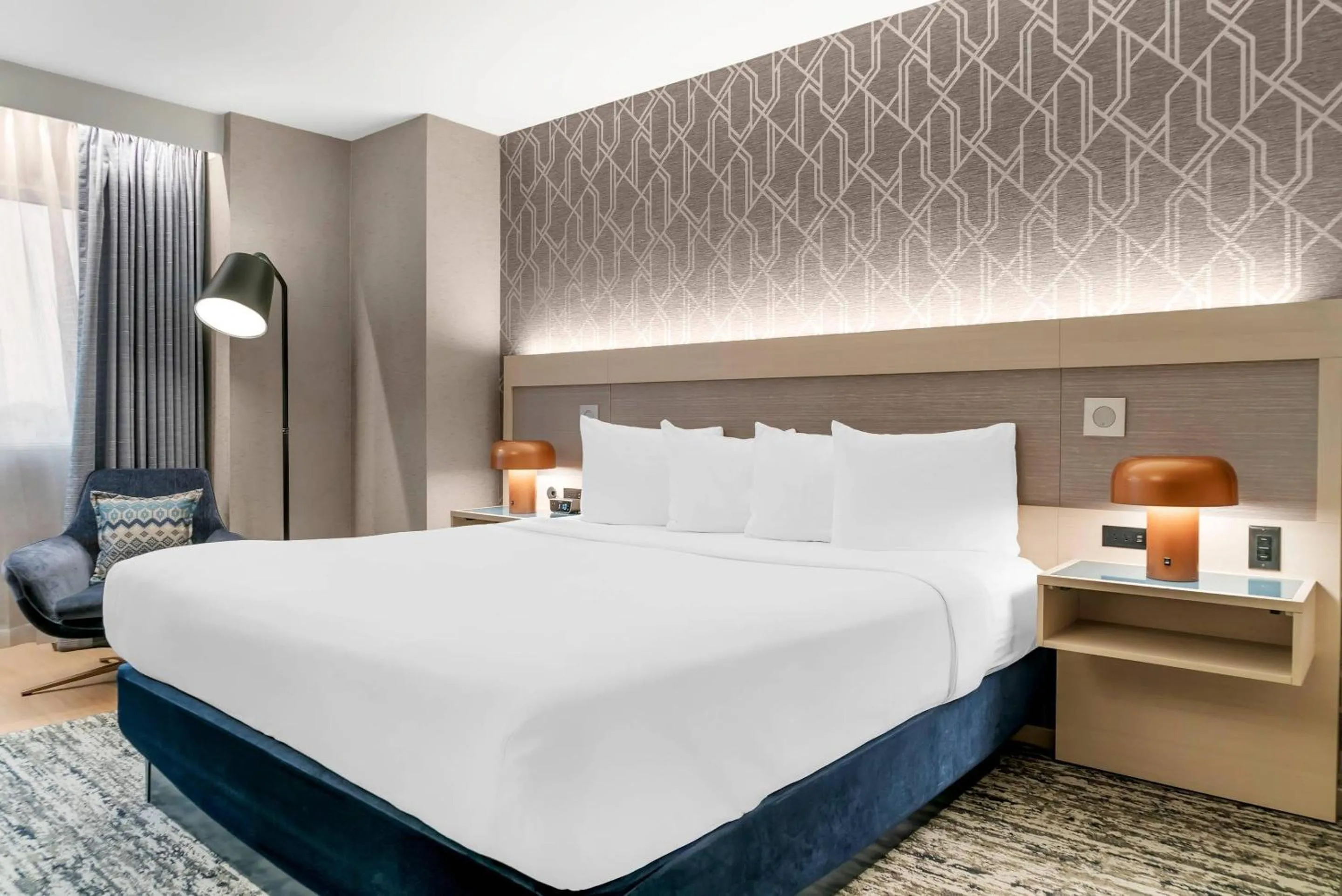 Bedroom, Bed in Radisson Plaza Hotel at Kalamazoo Center