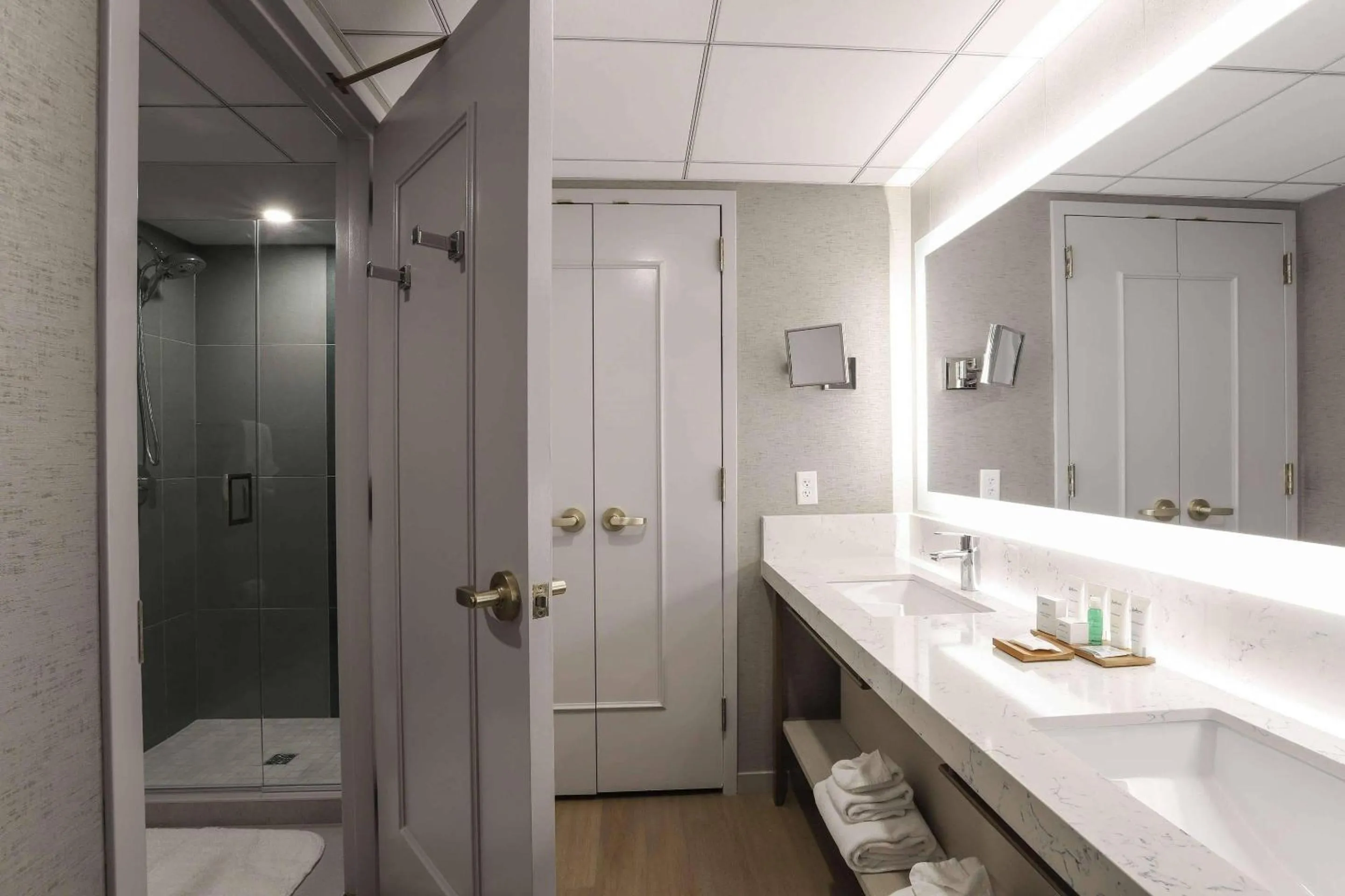 Bedroom in Radisson Plaza Hotel at Kalamazoo Center