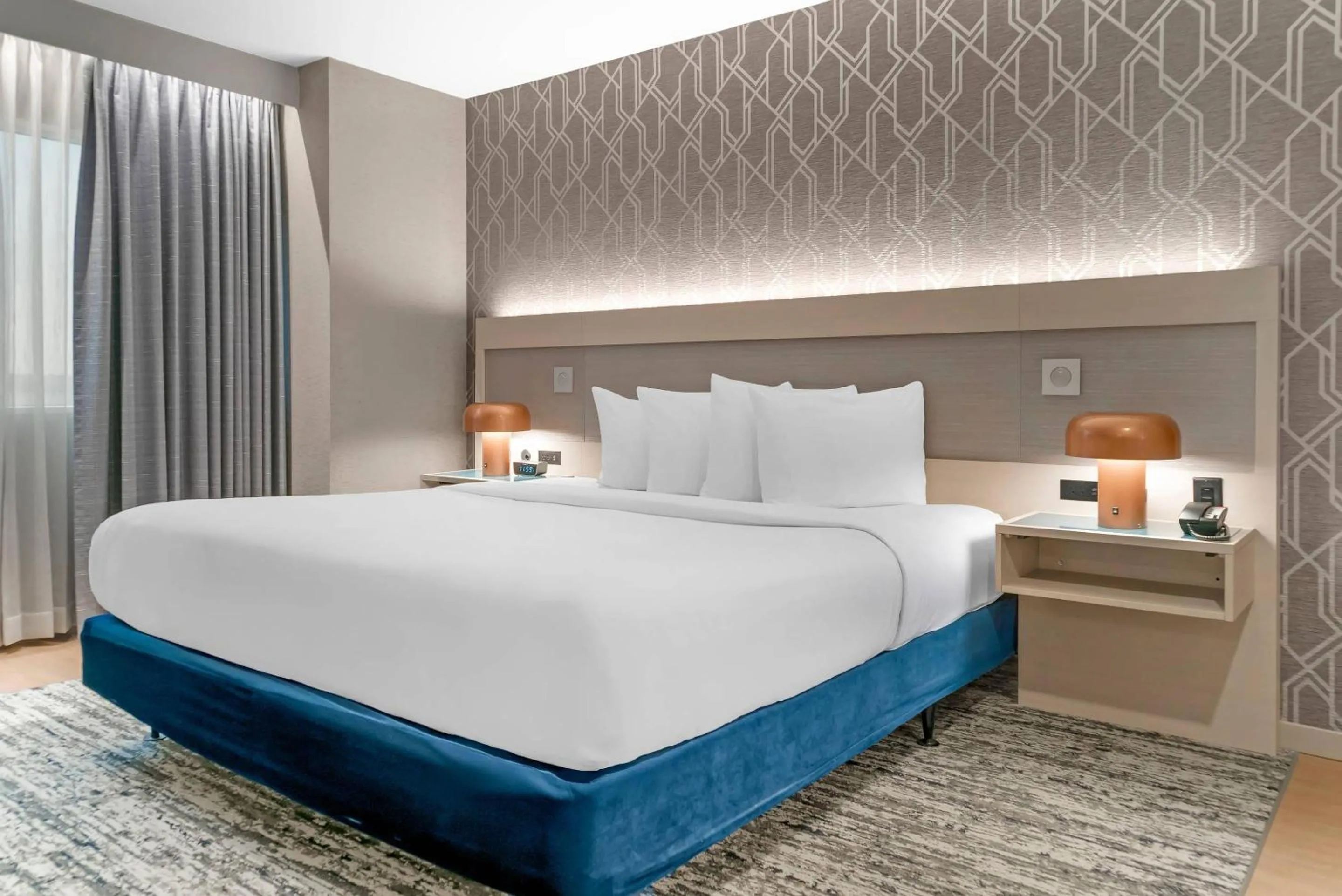 Bedroom, Bed in Radisson Plaza Hotel at Kalamazoo Center