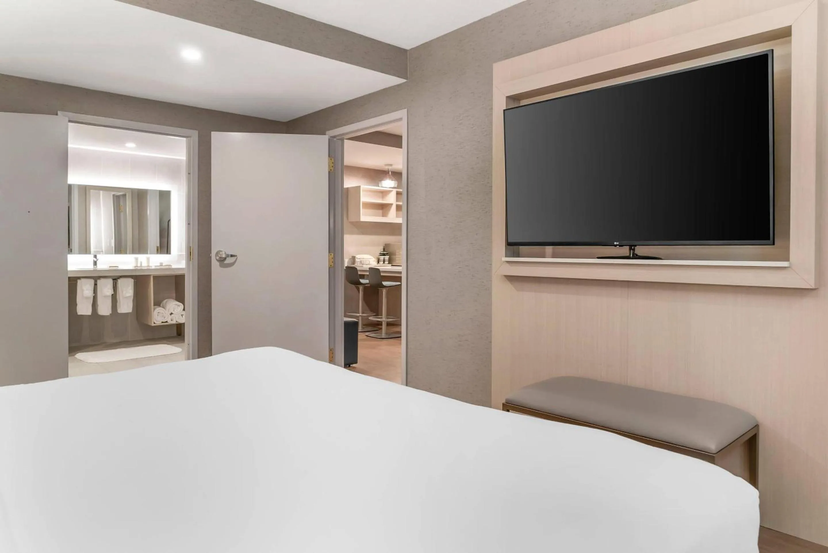 Bedroom, Bed in Radisson Plaza Hotel at Kalamazoo Center