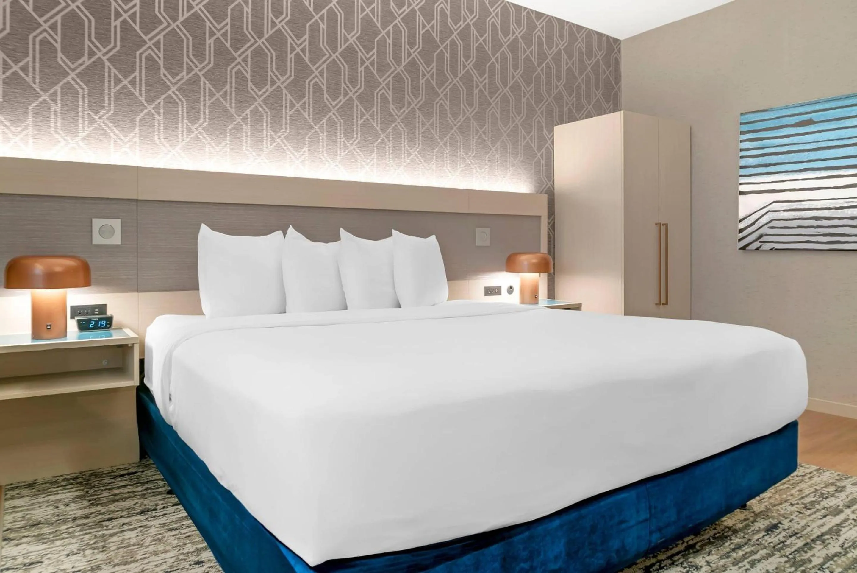 Bedroom, Bed in Radisson Plaza Hotel at Kalamazoo Center