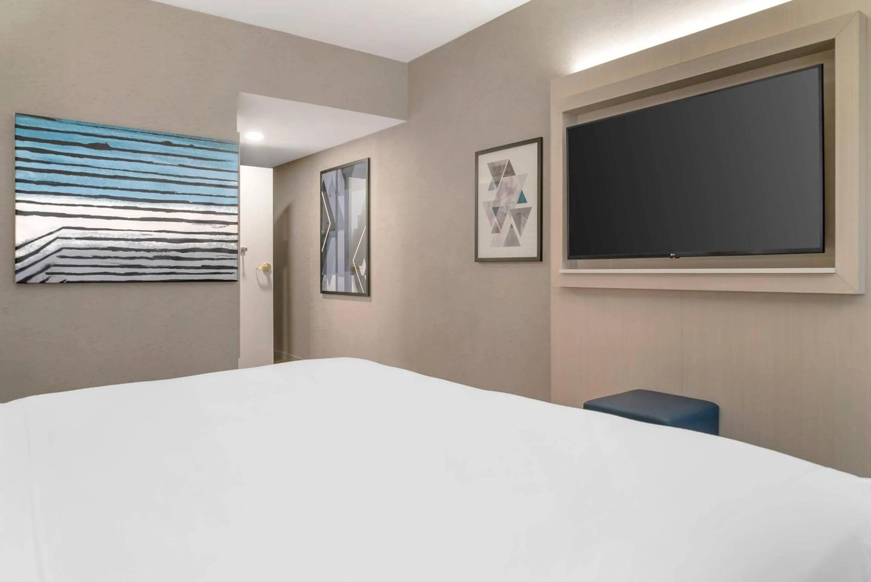 Bedroom, Bed in Radisson Plaza Hotel at Kalamazoo Center