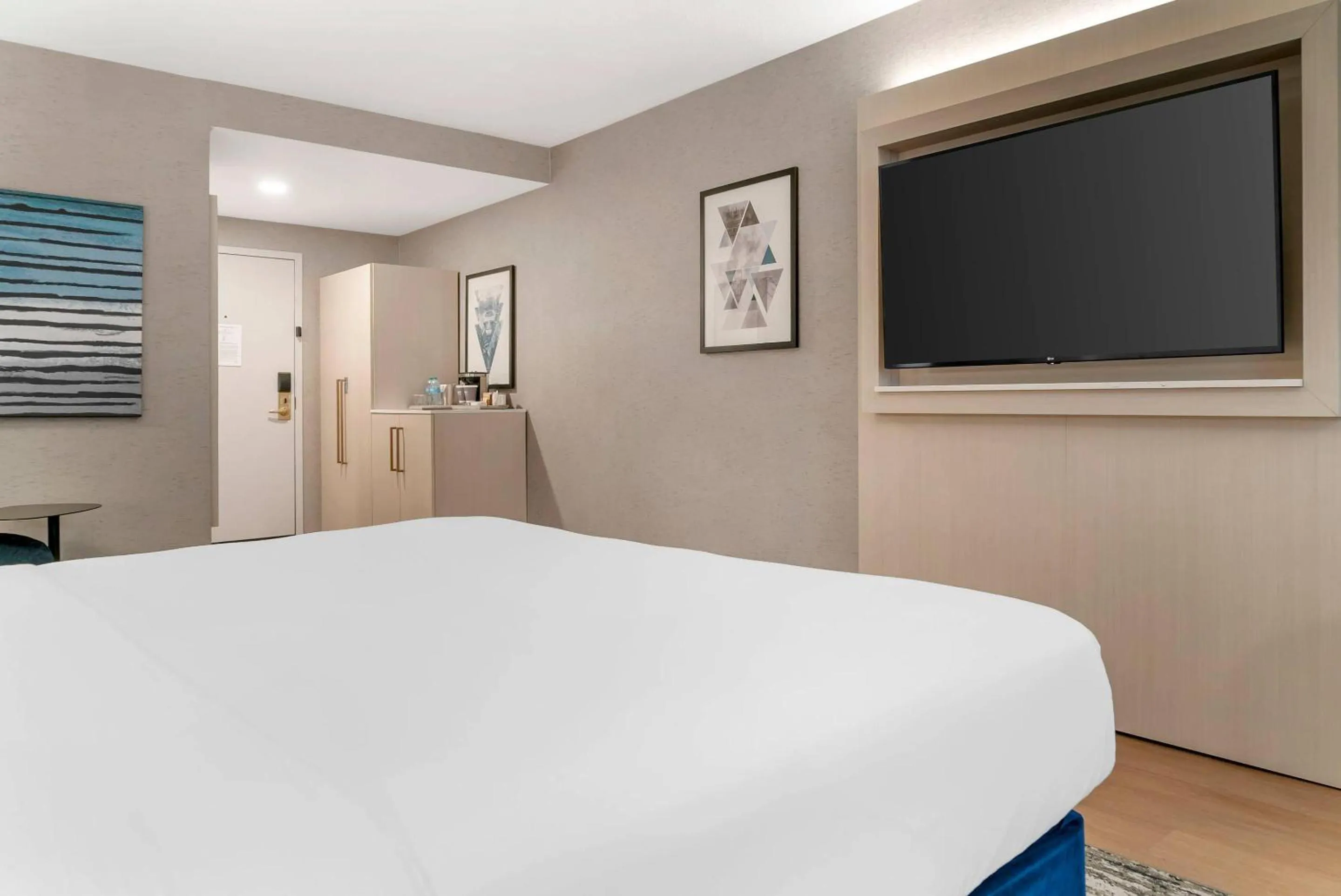 Bedroom, Bed in Radisson Plaza Hotel at Kalamazoo Center