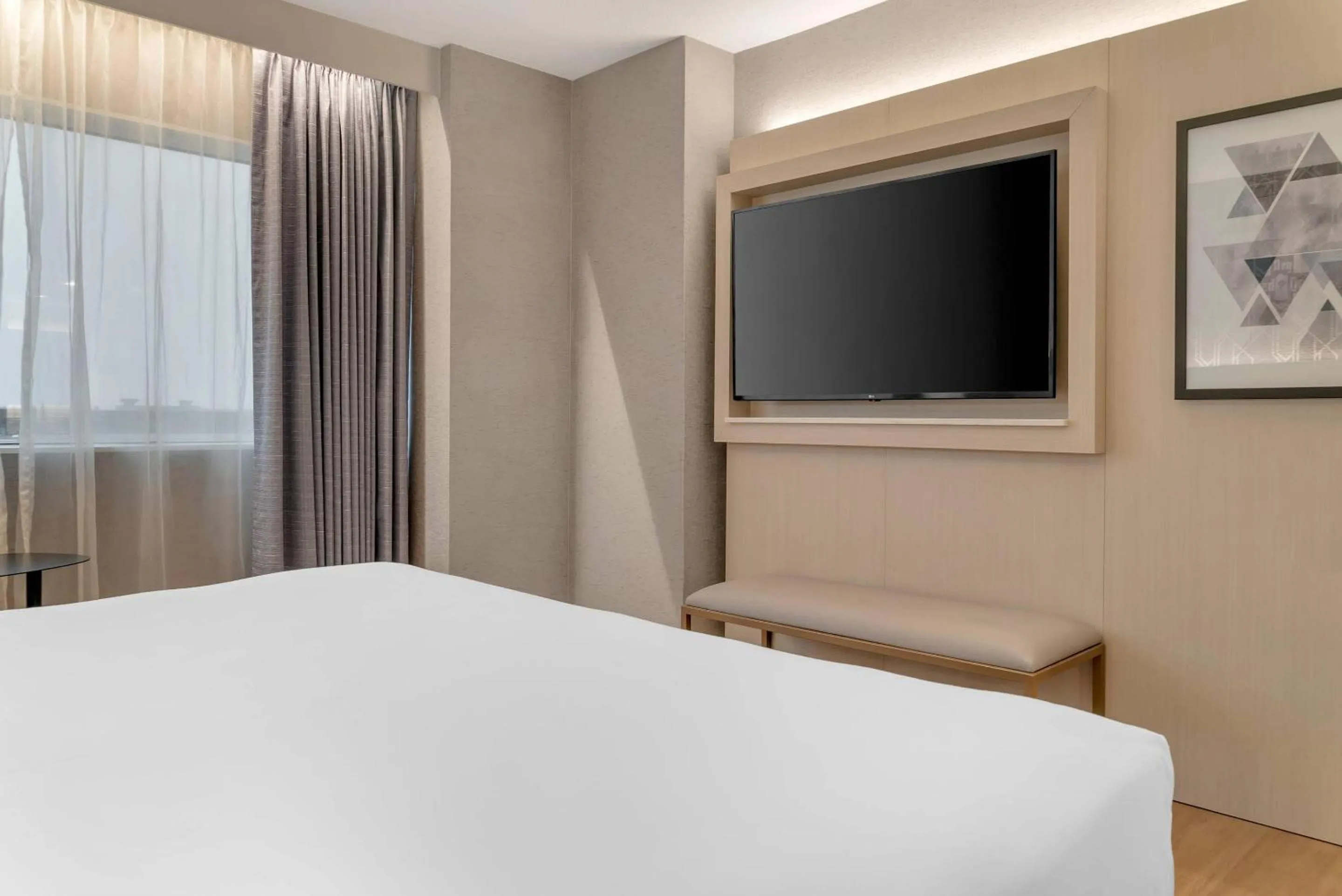 Bedroom, Bed in Radisson Plaza Hotel at Kalamazoo Center