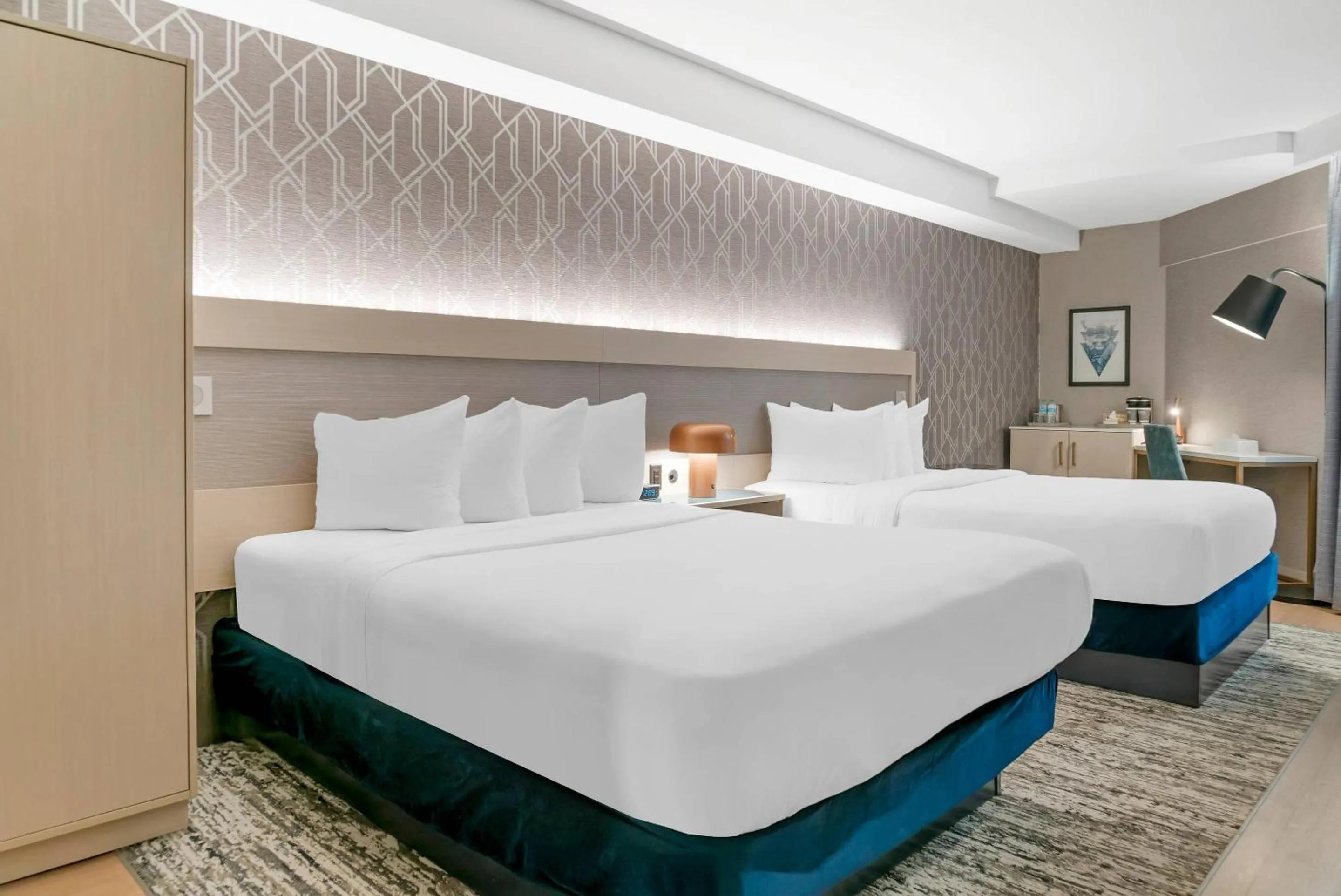 Bedroom, Bed in Radisson Plaza Hotel at Kalamazoo Center