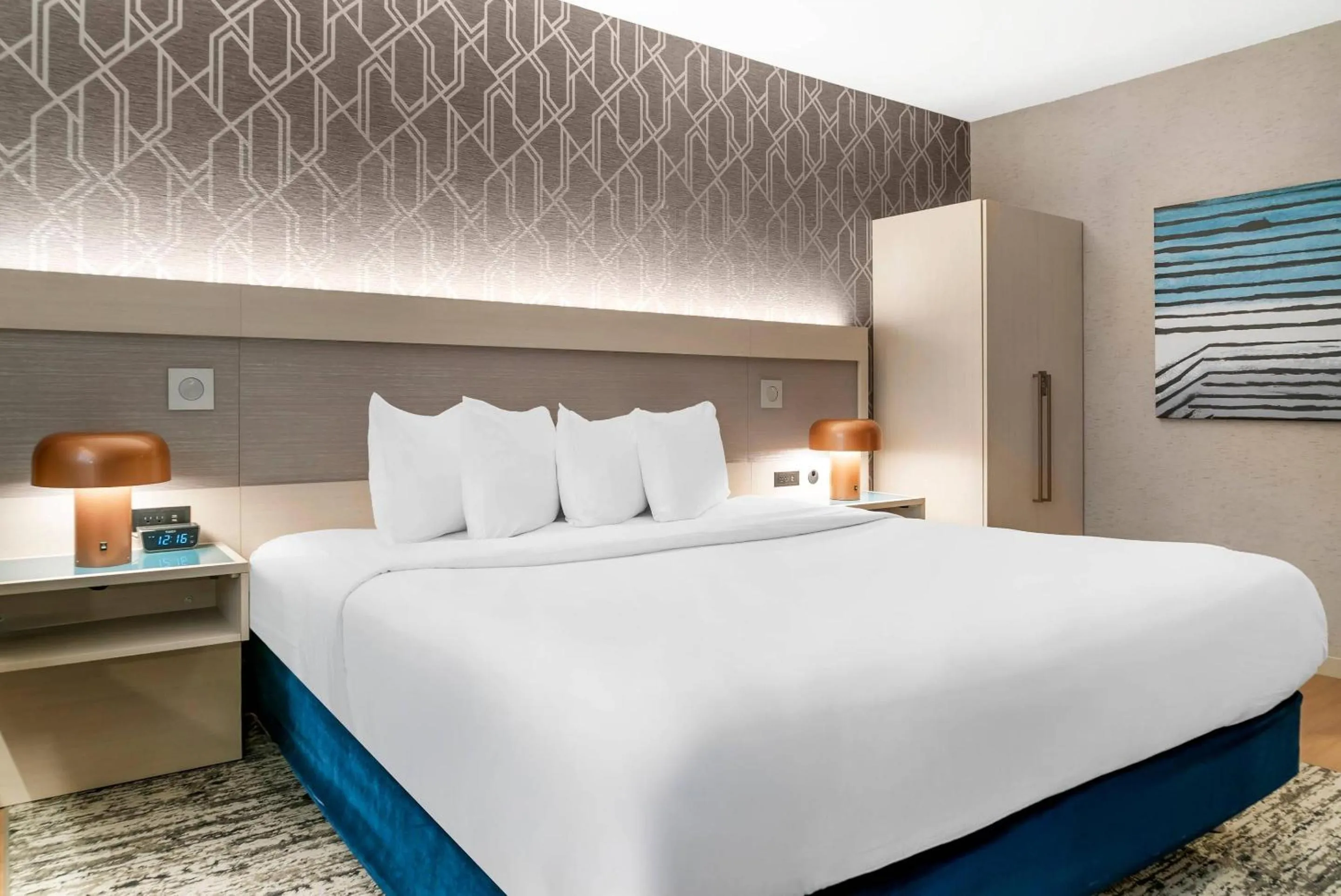 Bedroom, Bed in Radisson Plaza Hotel at Kalamazoo Center