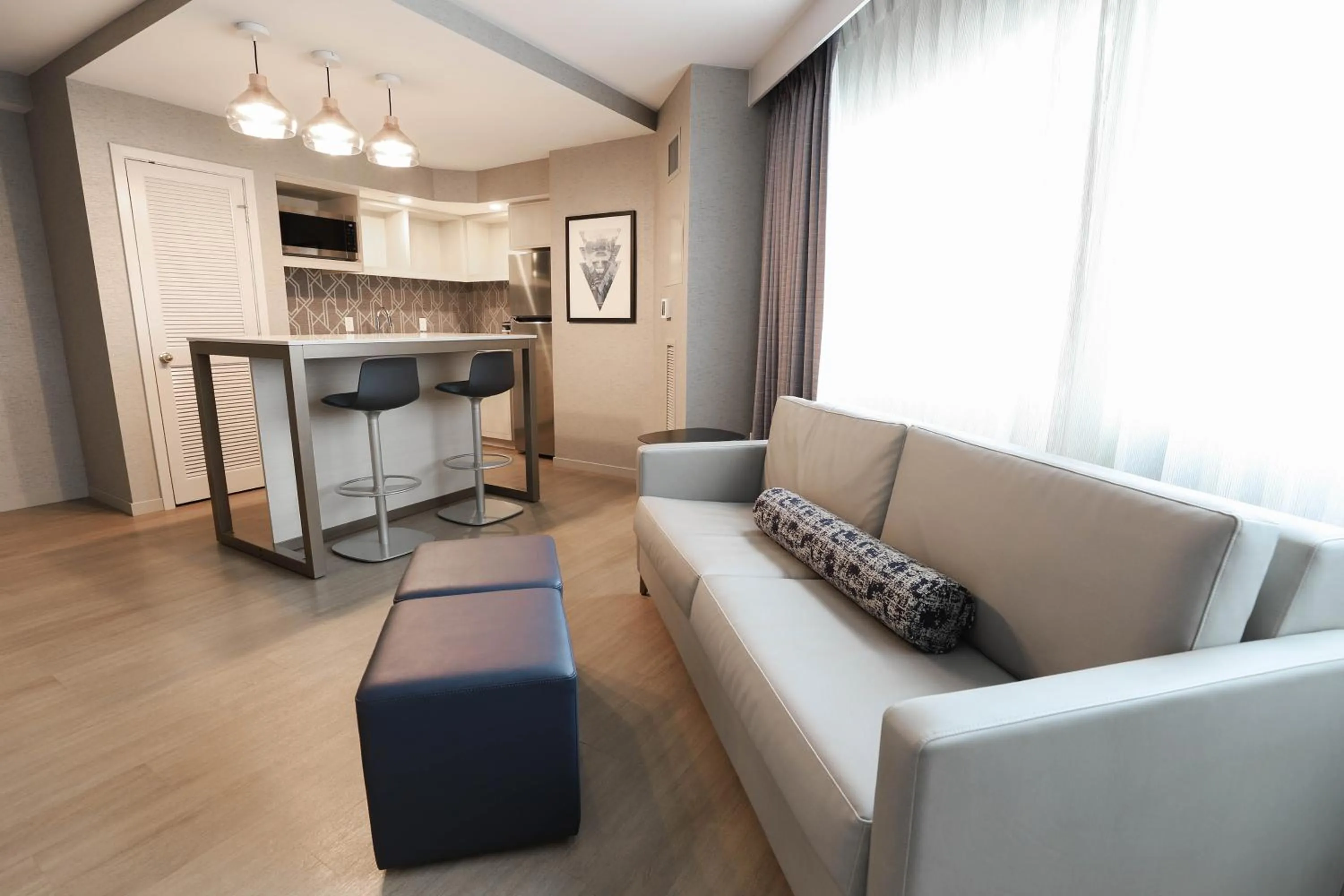 Living room in Radisson Plaza Hotel at Kalamazoo Center