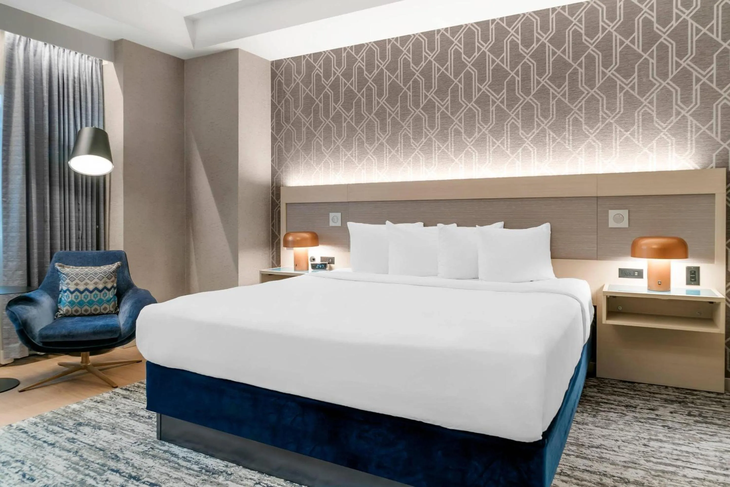 Bedroom, Bed in Radisson Plaza Hotel at Kalamazoo Center