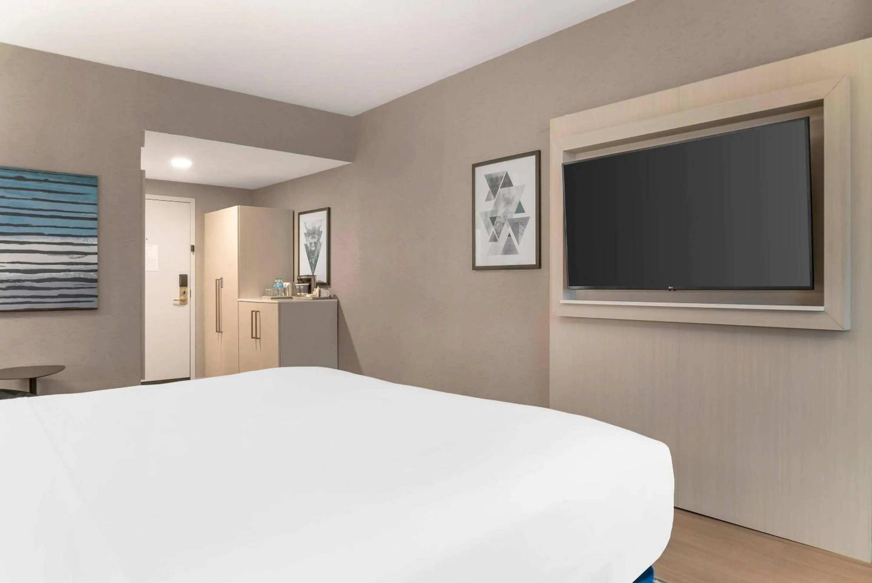 Bedroom, Bed in Radisson Plaza Hotel at Kalamazoo Center